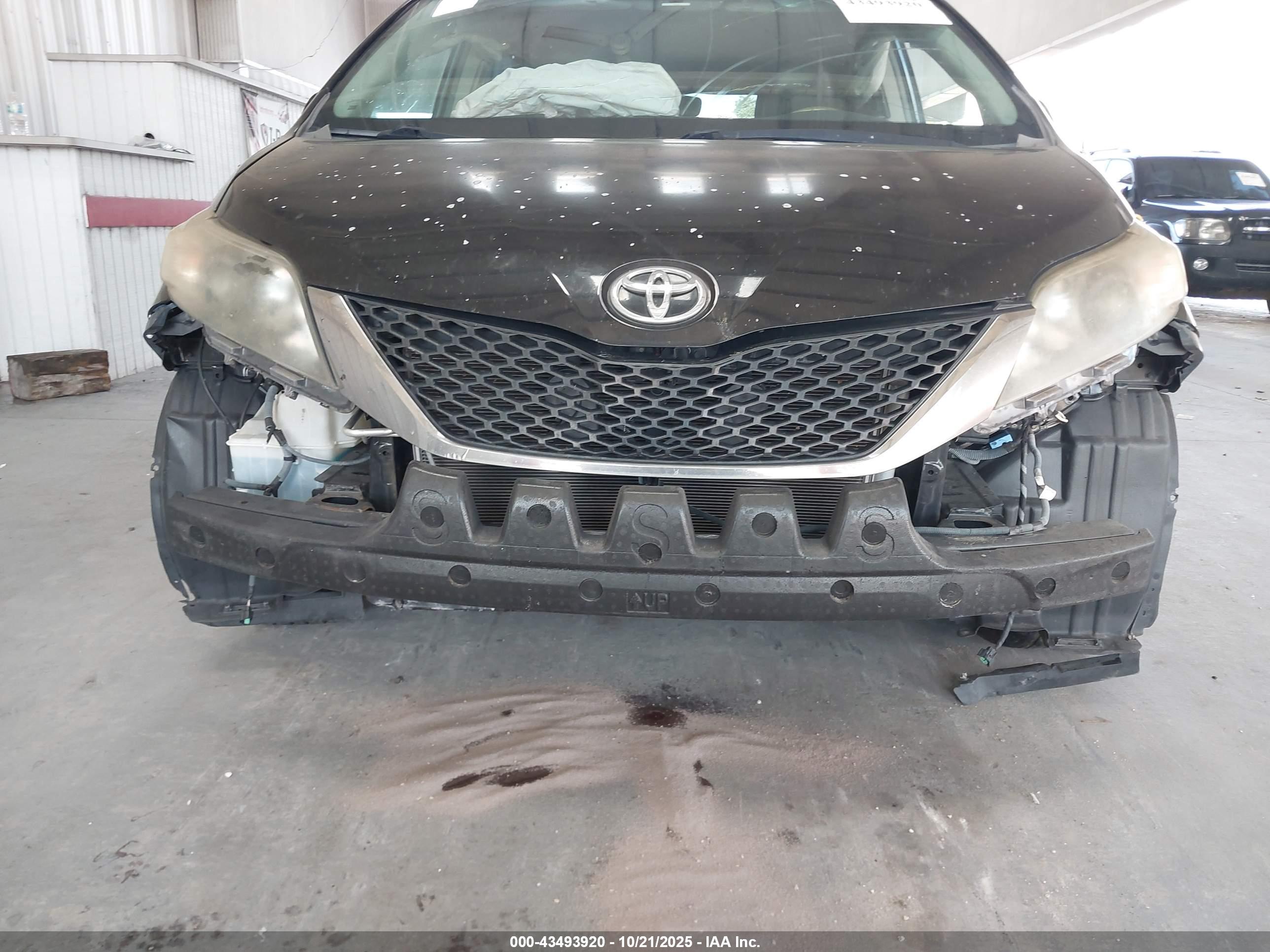 TOYOTA SIENNA image 6