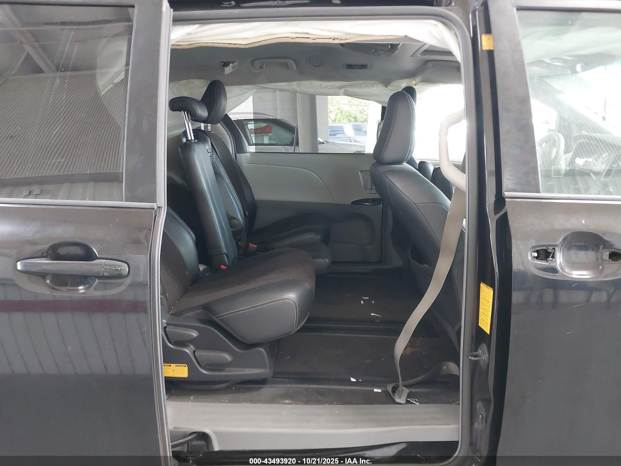 TOYOTA SIENNA image 8
