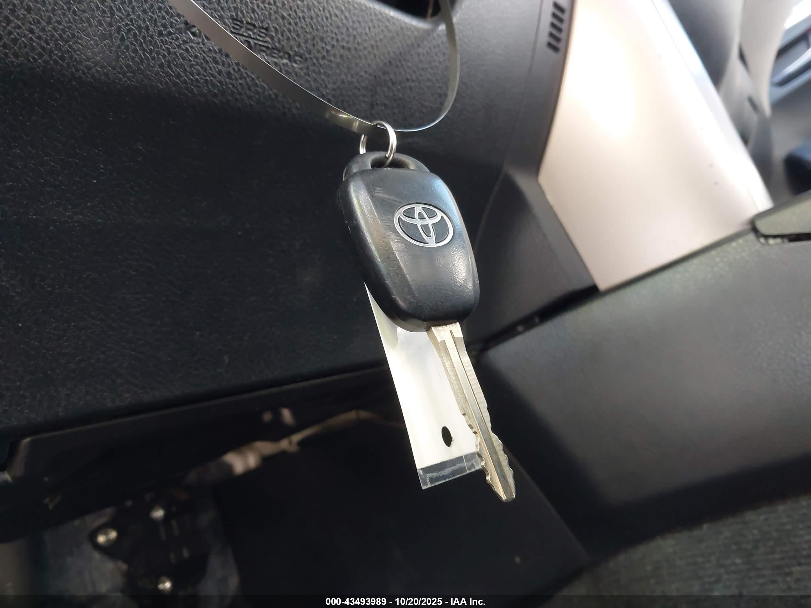 TOYOTA RAV4 image 11