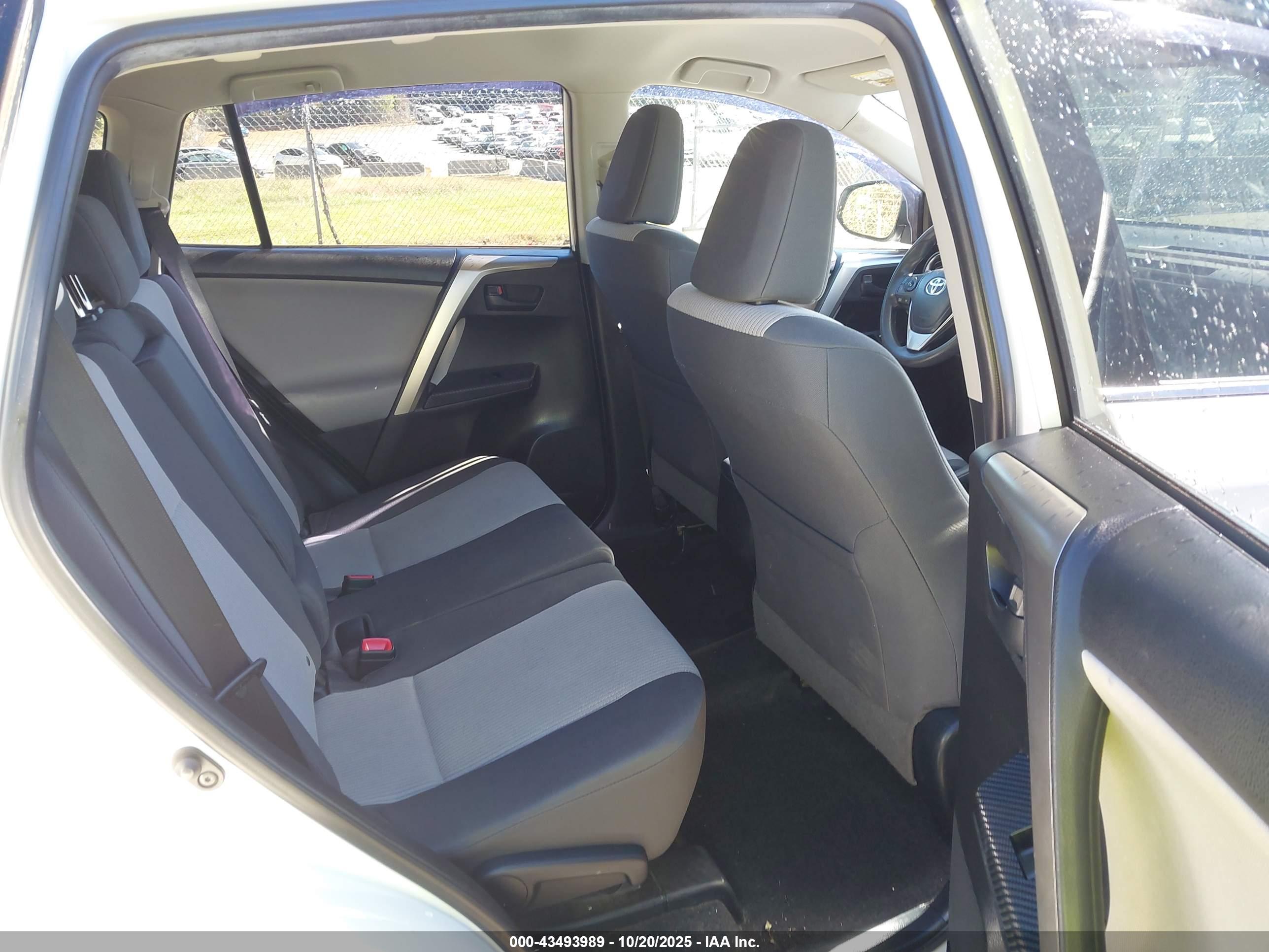TOYOTA RAV4 image 8
