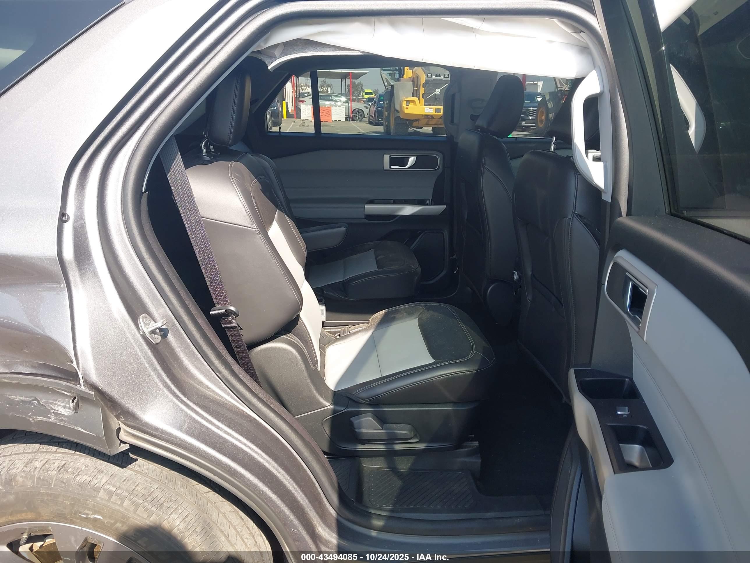 FORD EXPLORER image 8