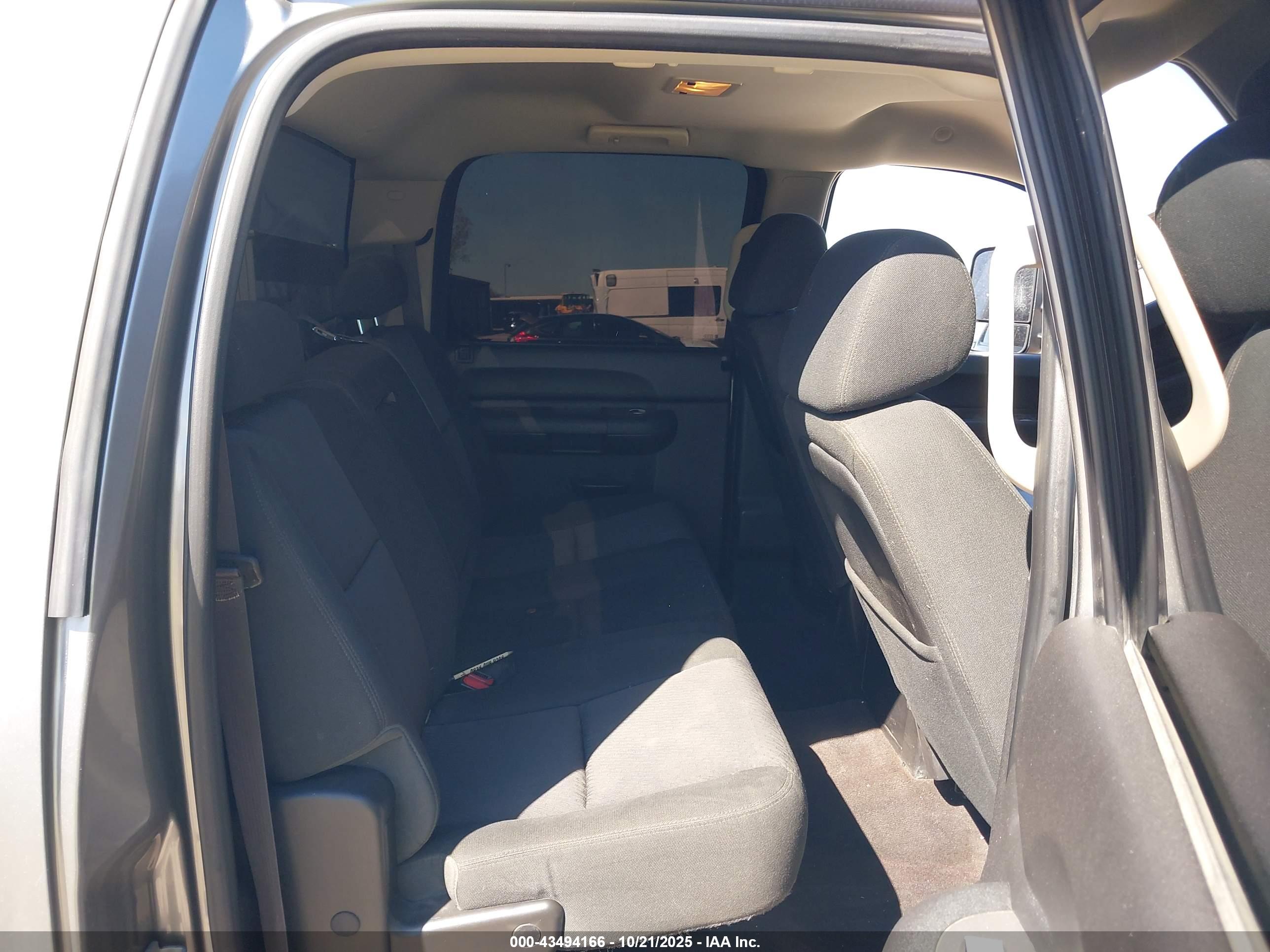 CHEVROLET SILVERADO image 8
