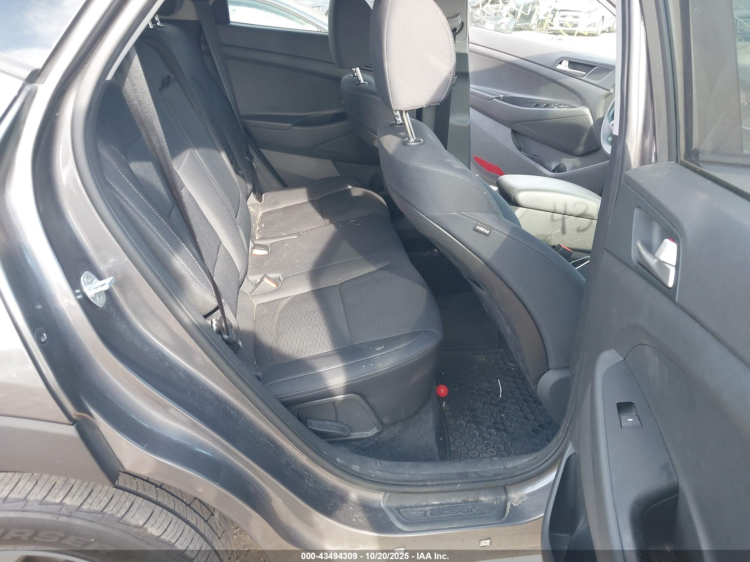 HYUNDAI TUCSON image 8