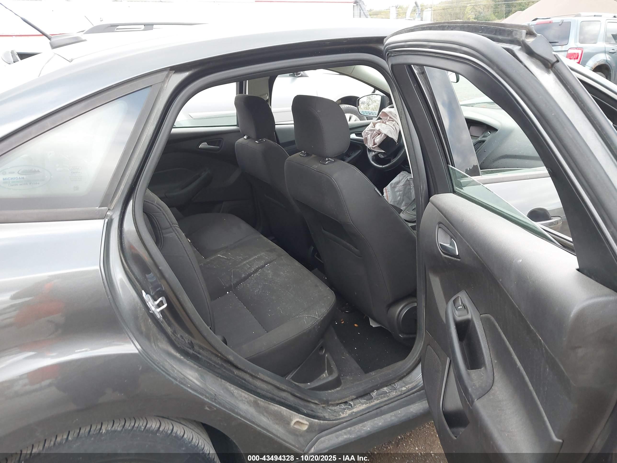 FORD FOCUS image 8