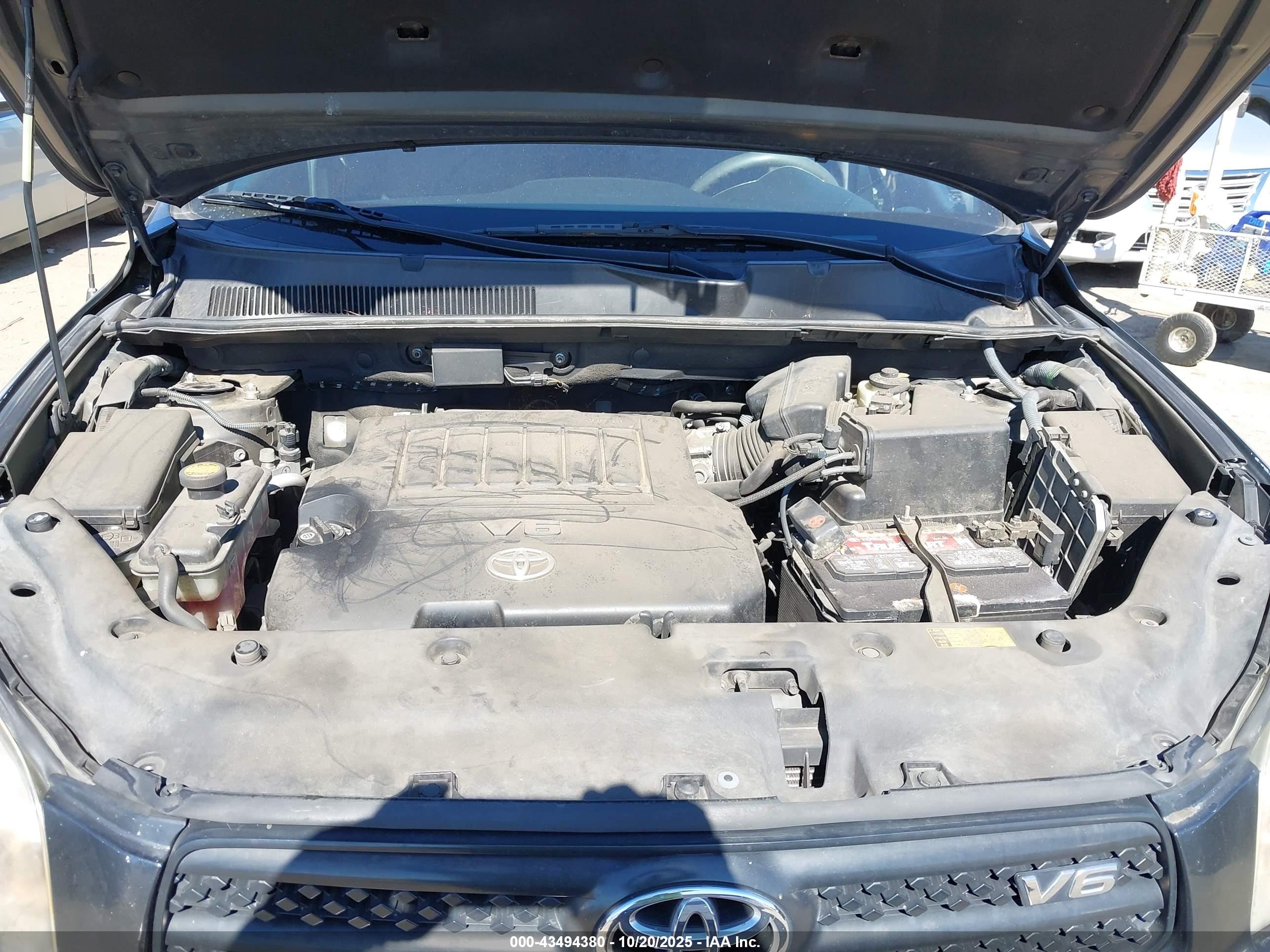 TOYOTA RAV4 image 10