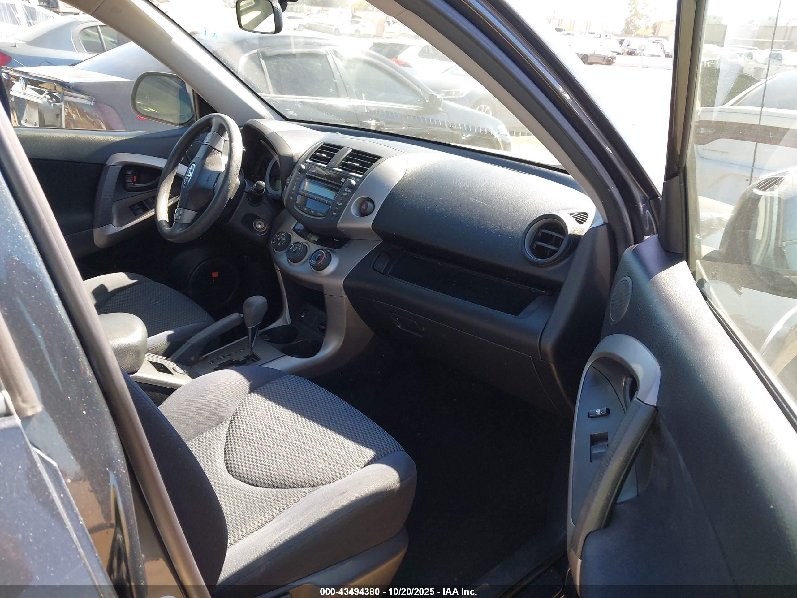 TOYOTA RAV4 image 5
