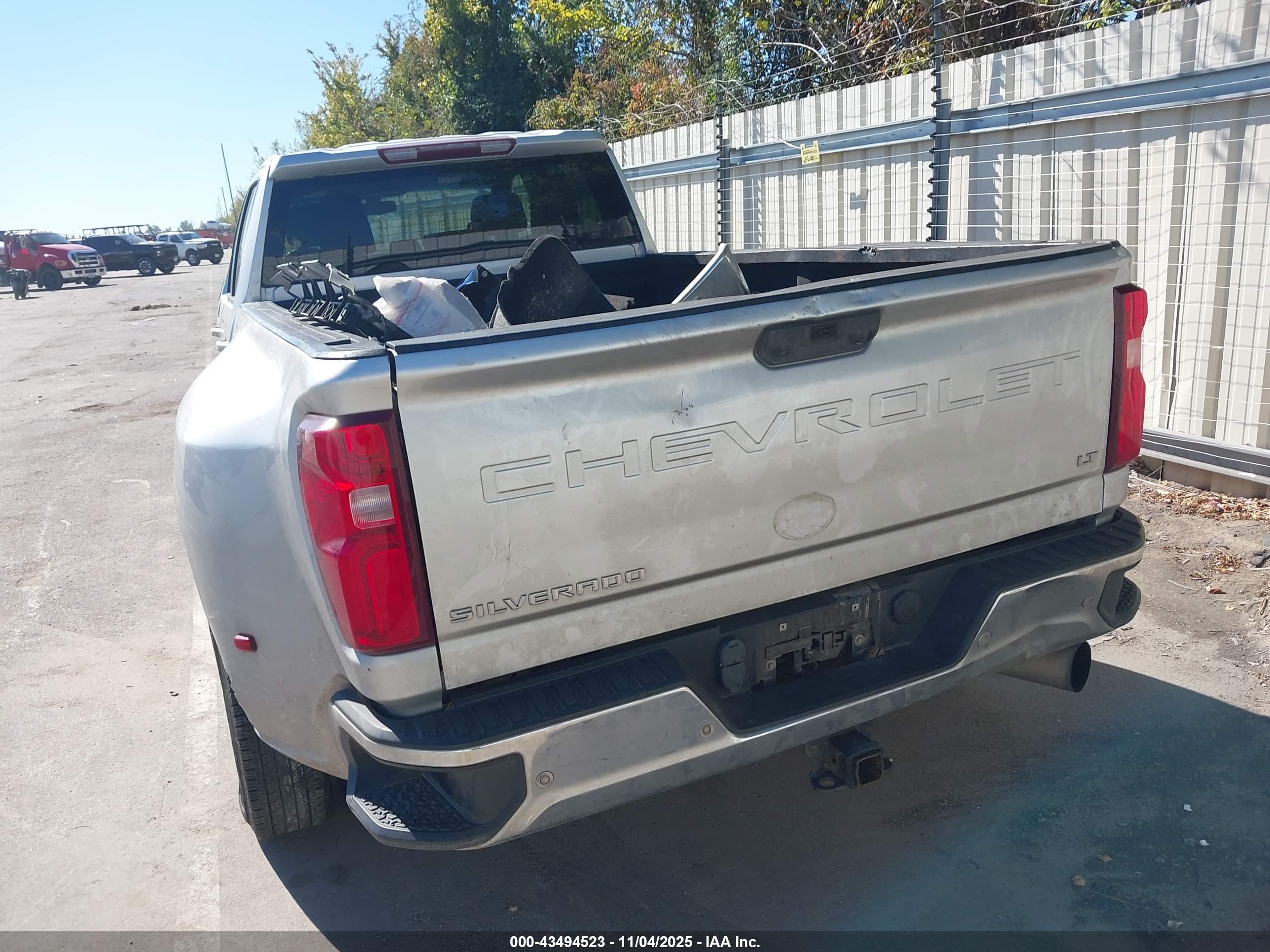 CHEVROLET SILVERADO image 3