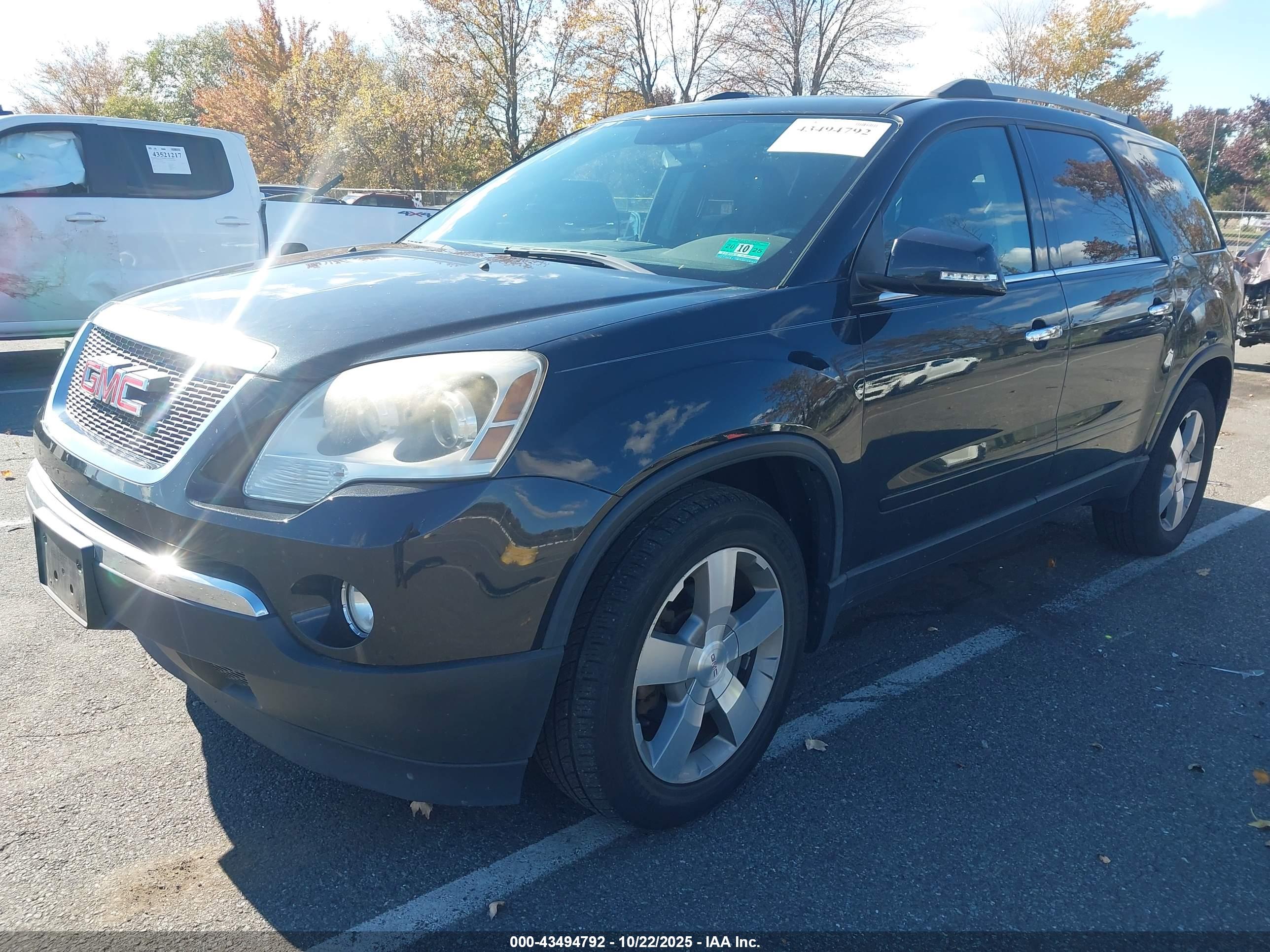 GMC ACADIA image 2