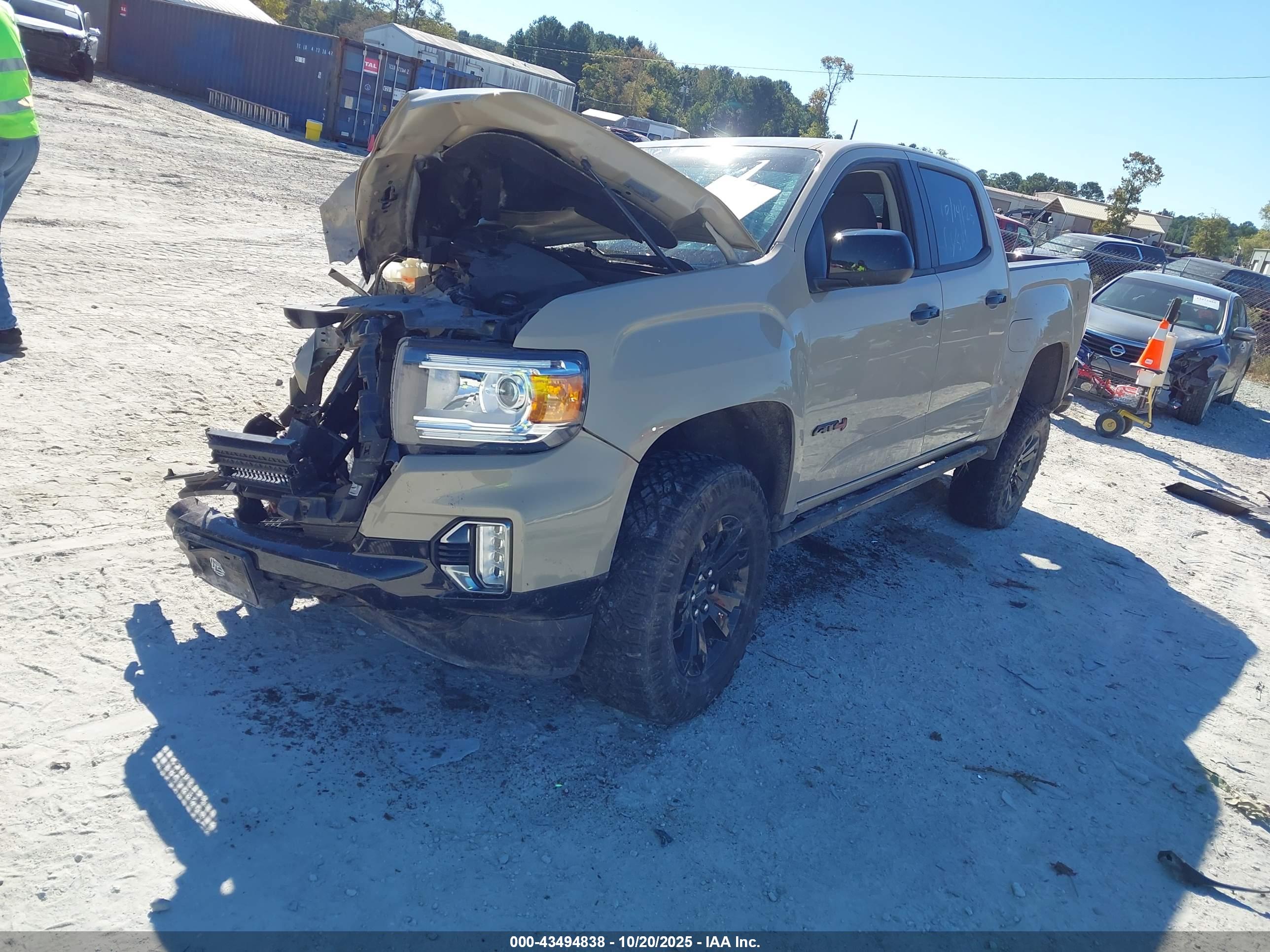 GMC CANYON image 2