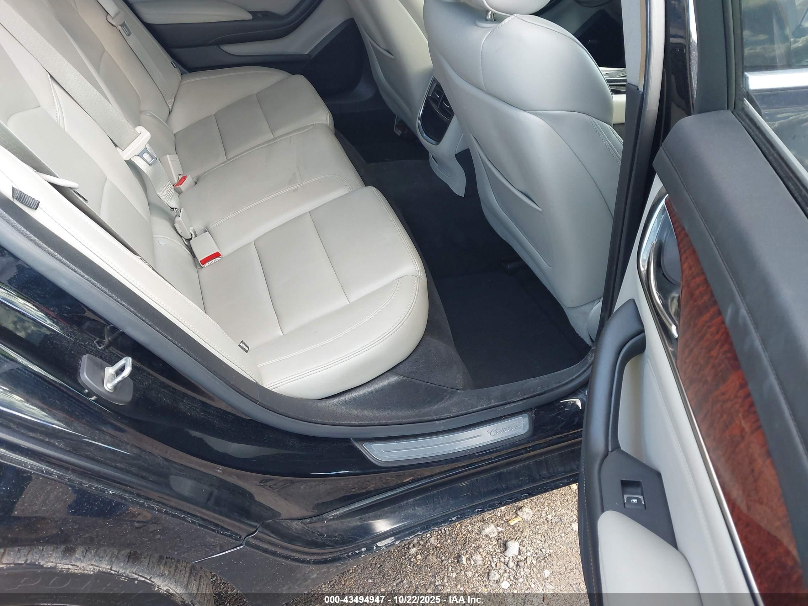 CADILLAC CTS image 8