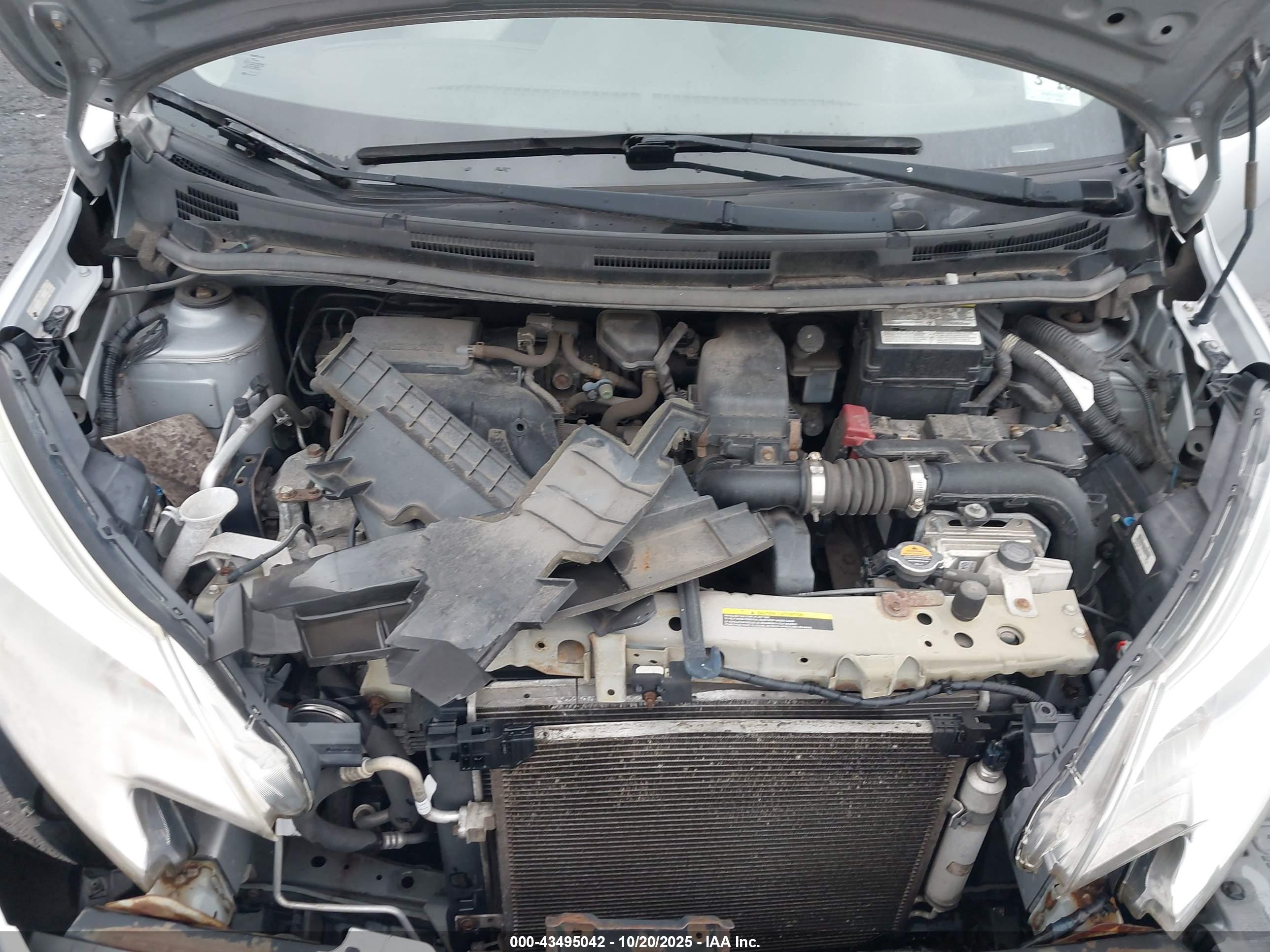 NISSAN VERSA image 10