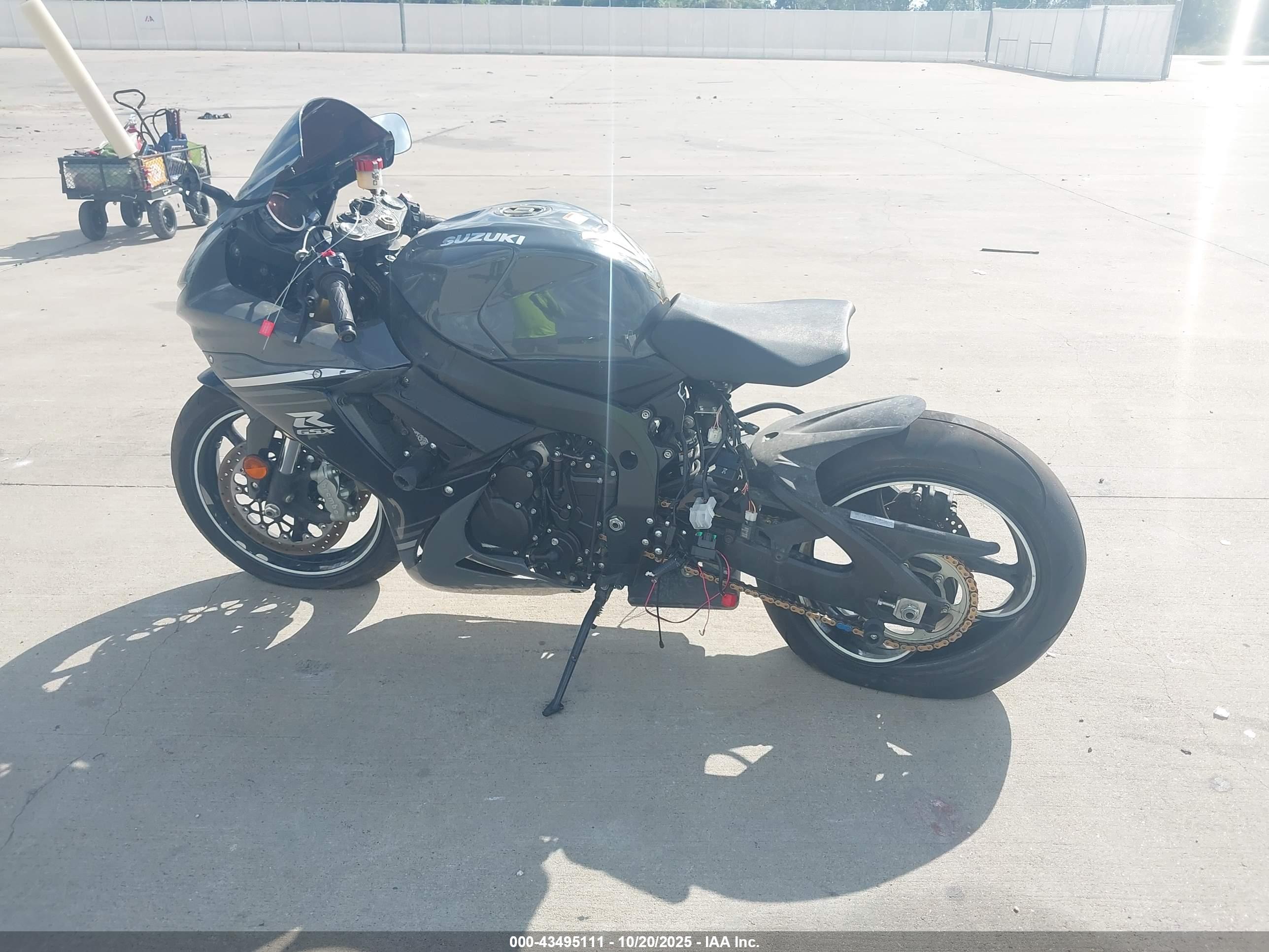 SUZUKI GSX-R750 image 3