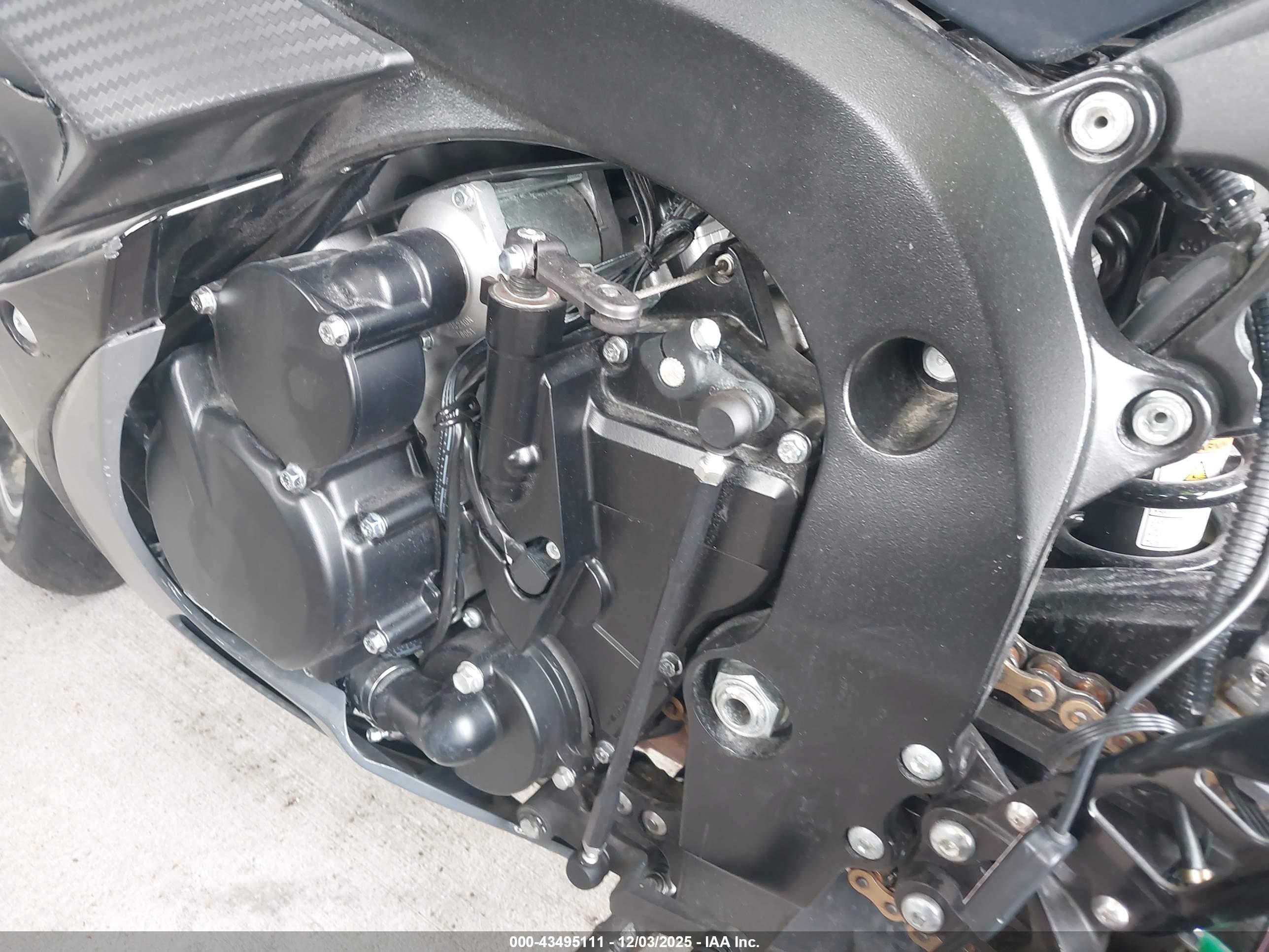 SUZUKI GSX-R750 image 9