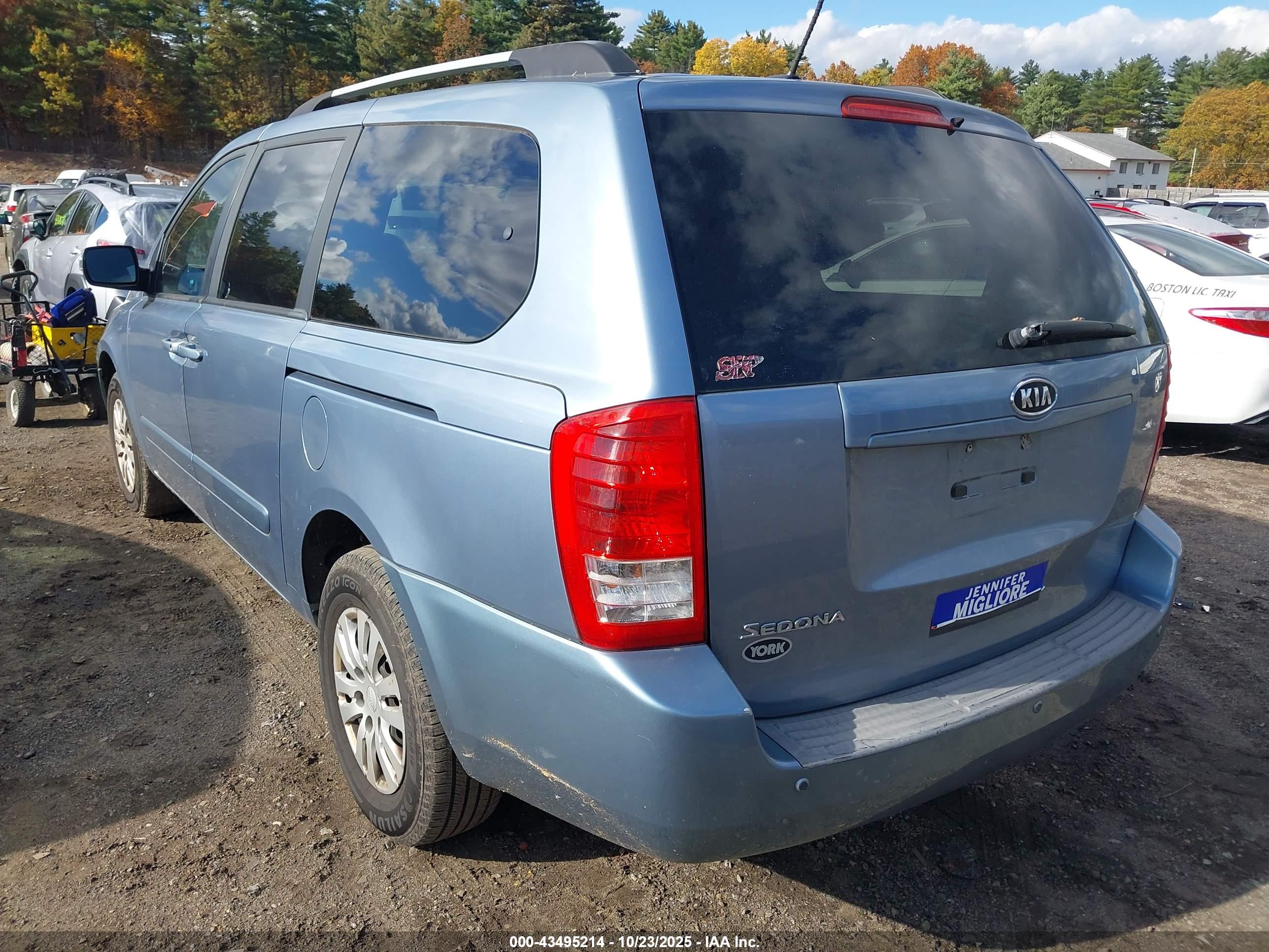 KIA SEDONA image 3