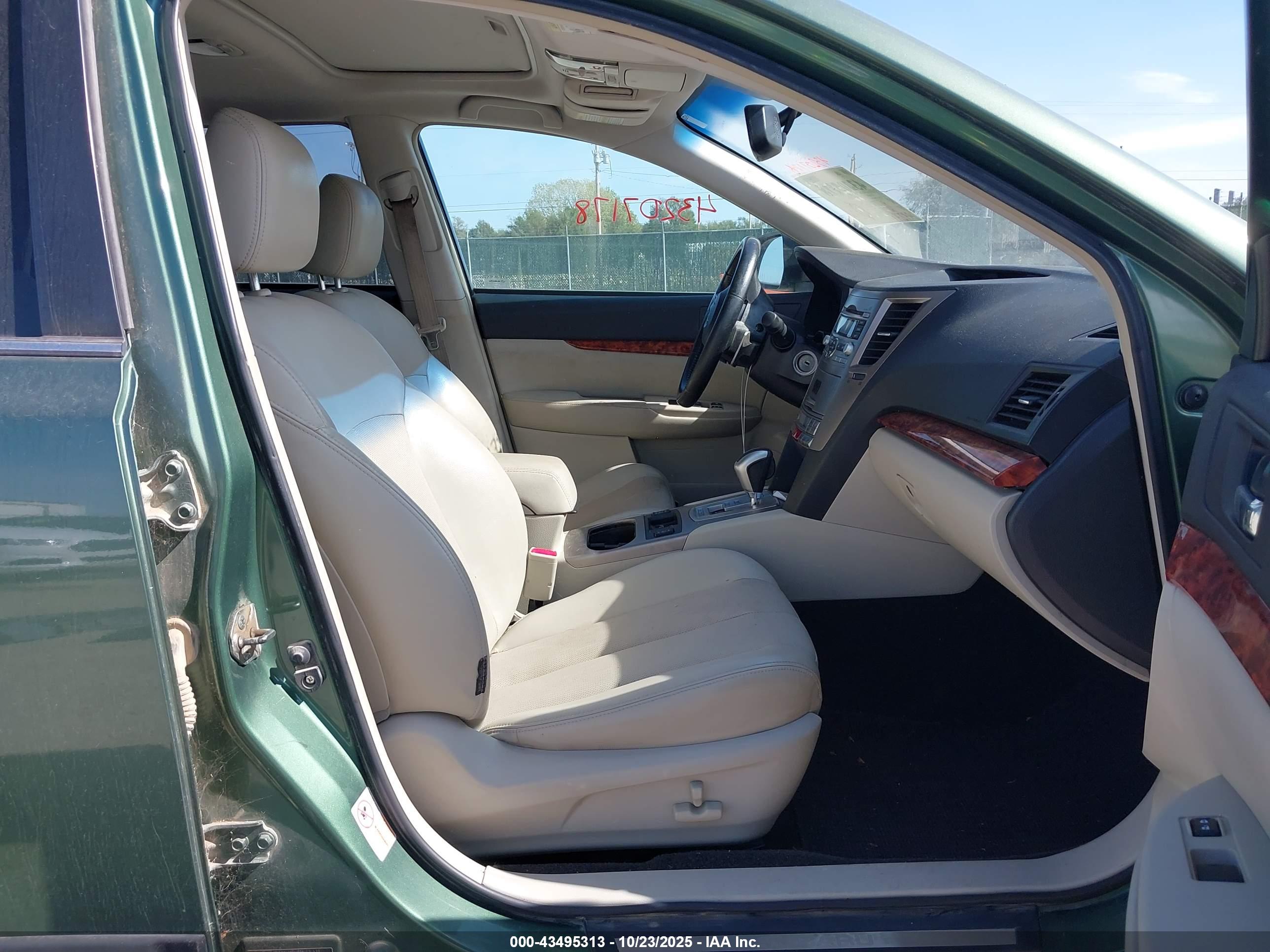 SUBARU OUTBACK image 5