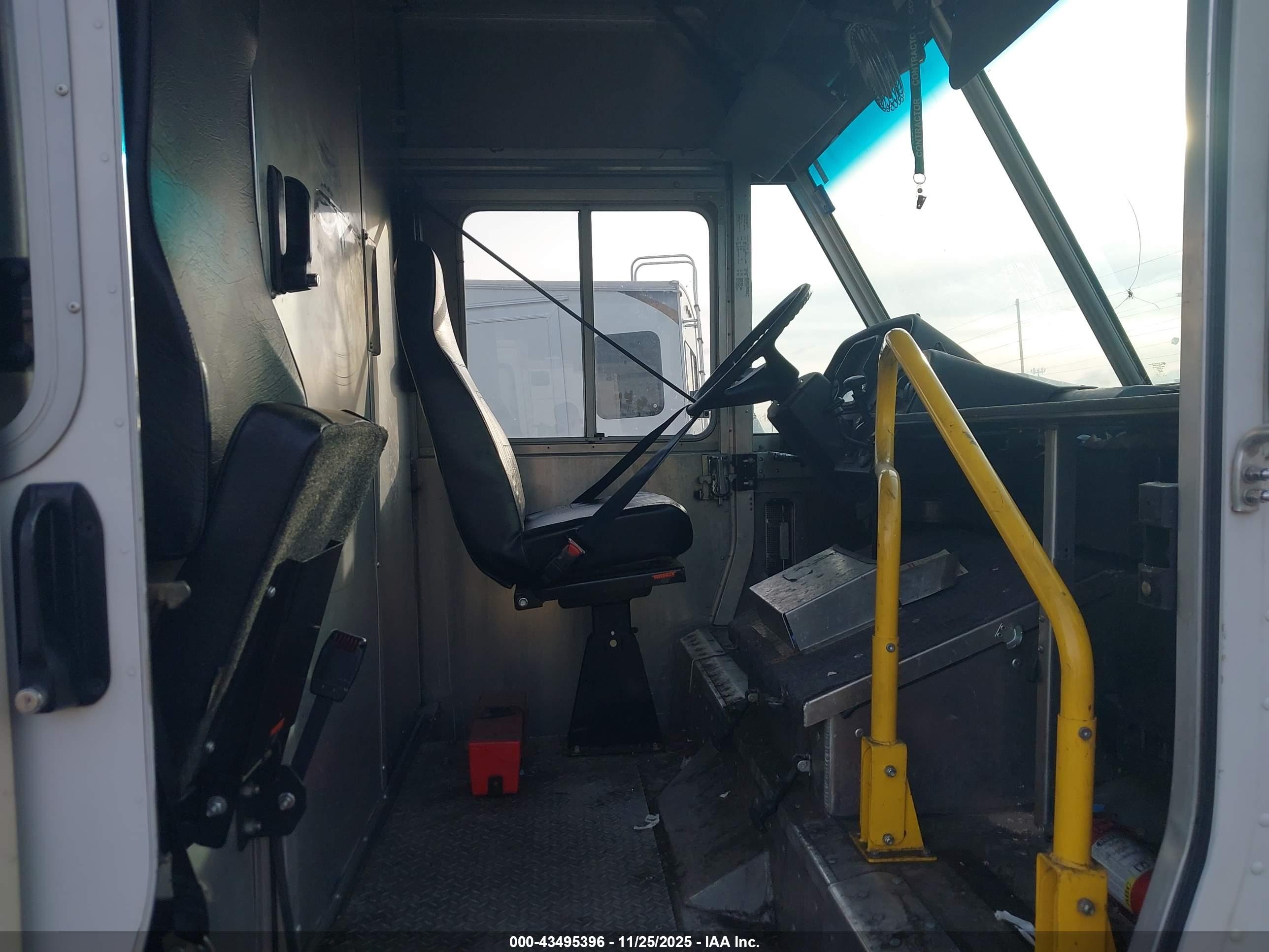 FREIGHTLINER MT45 image 8