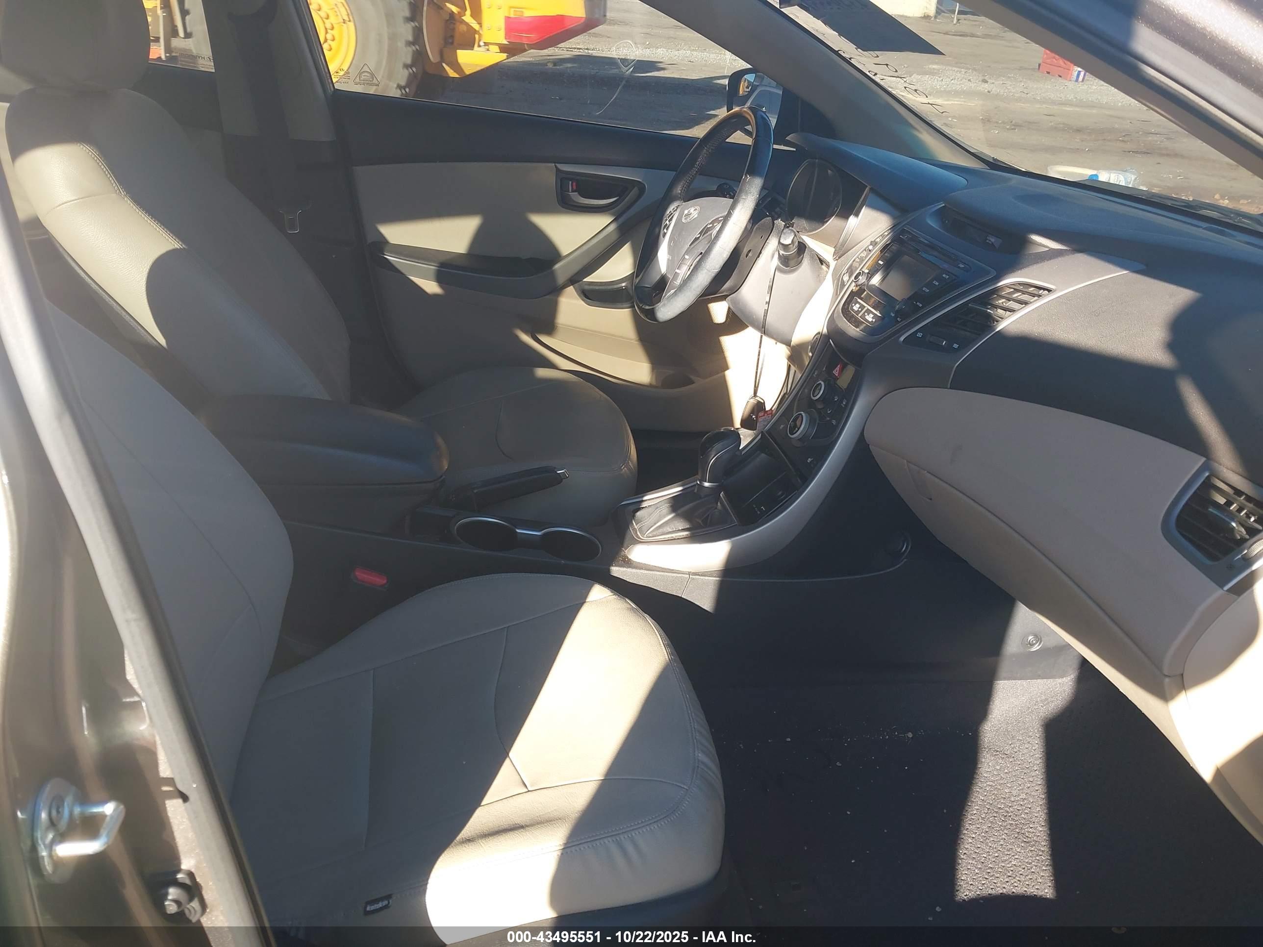 HYUNDAI ELANTRA image 5