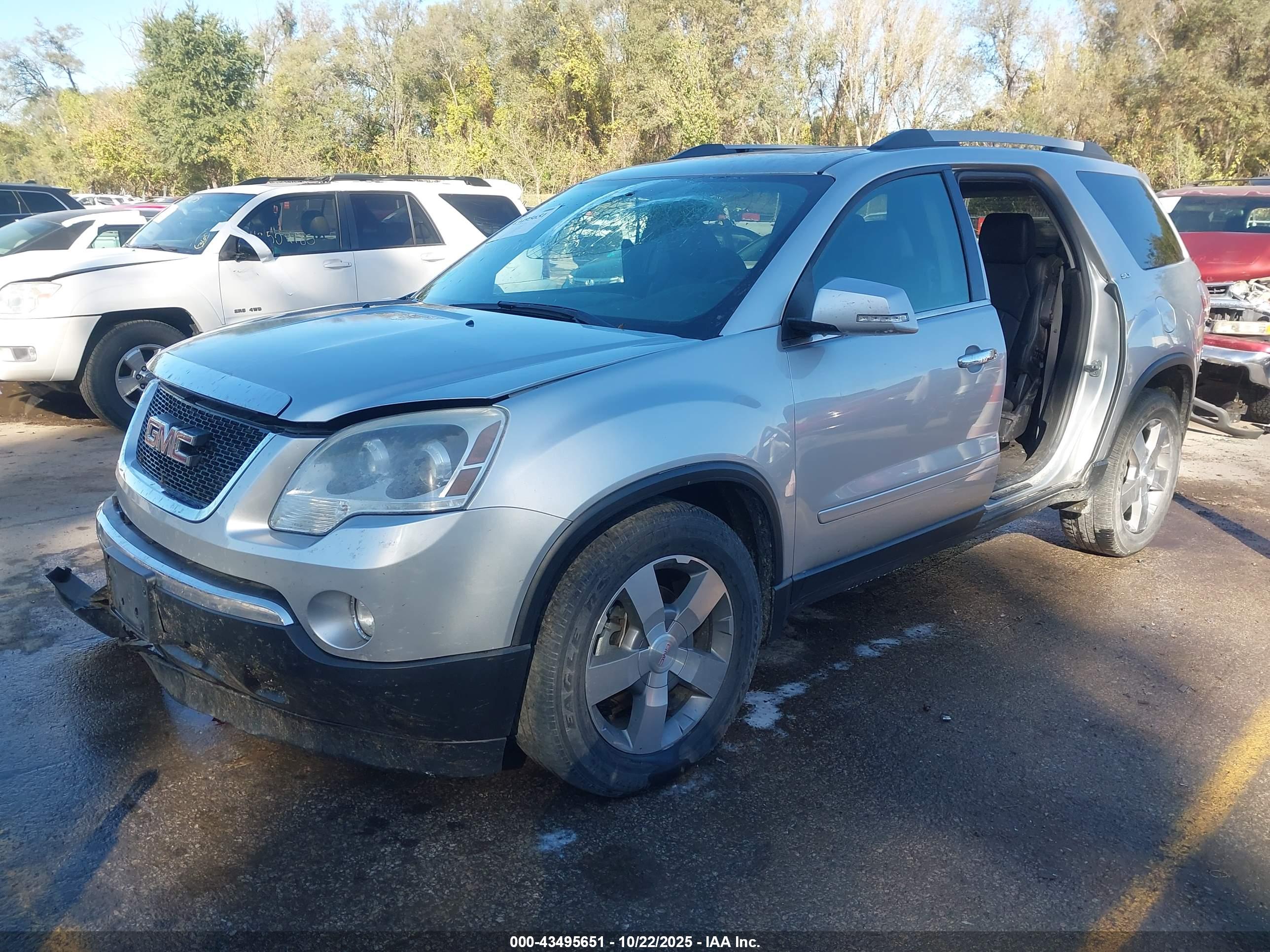 GMC ACADIA image 2