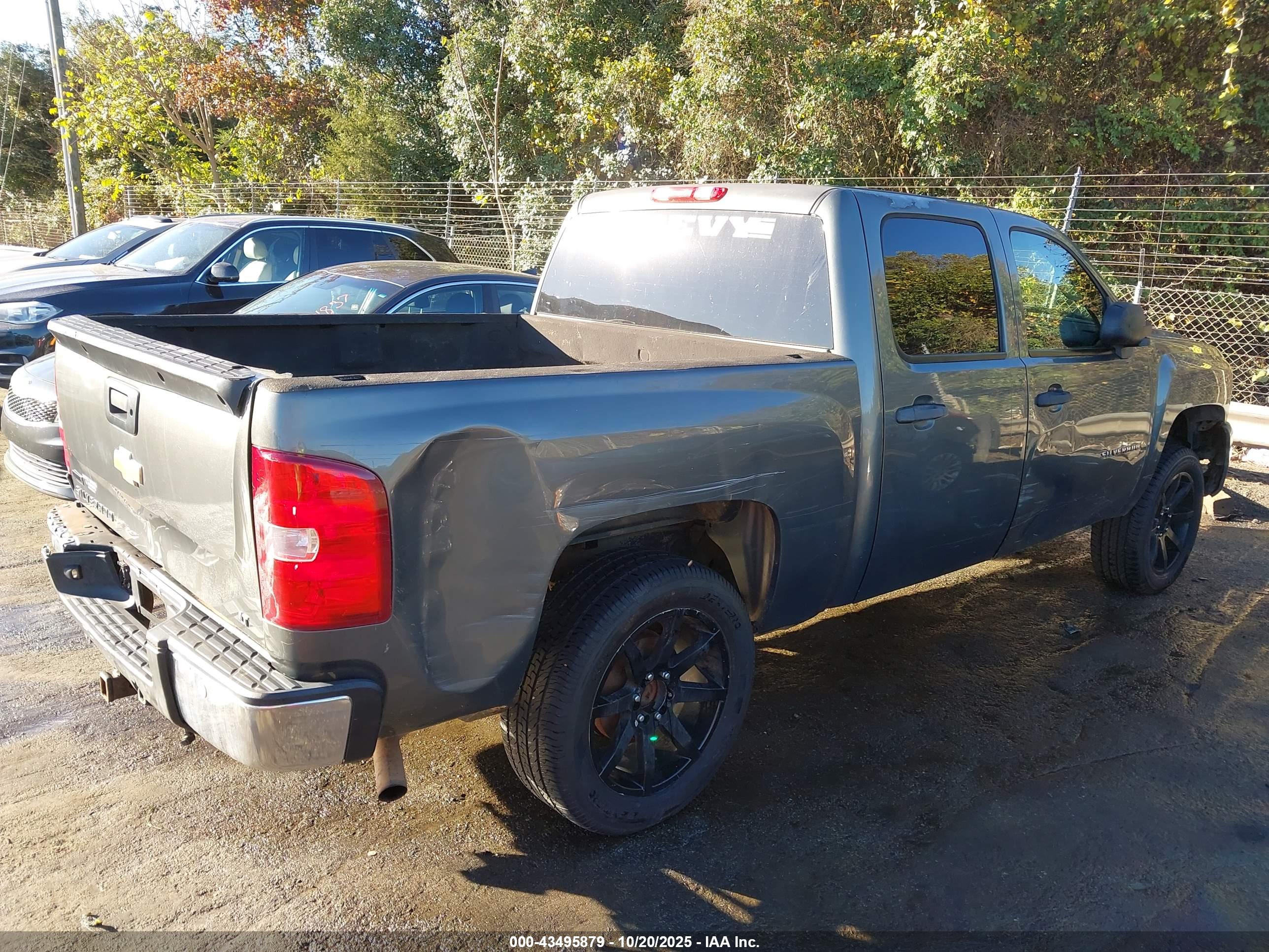 CHEVROLET SILVERADO image 4