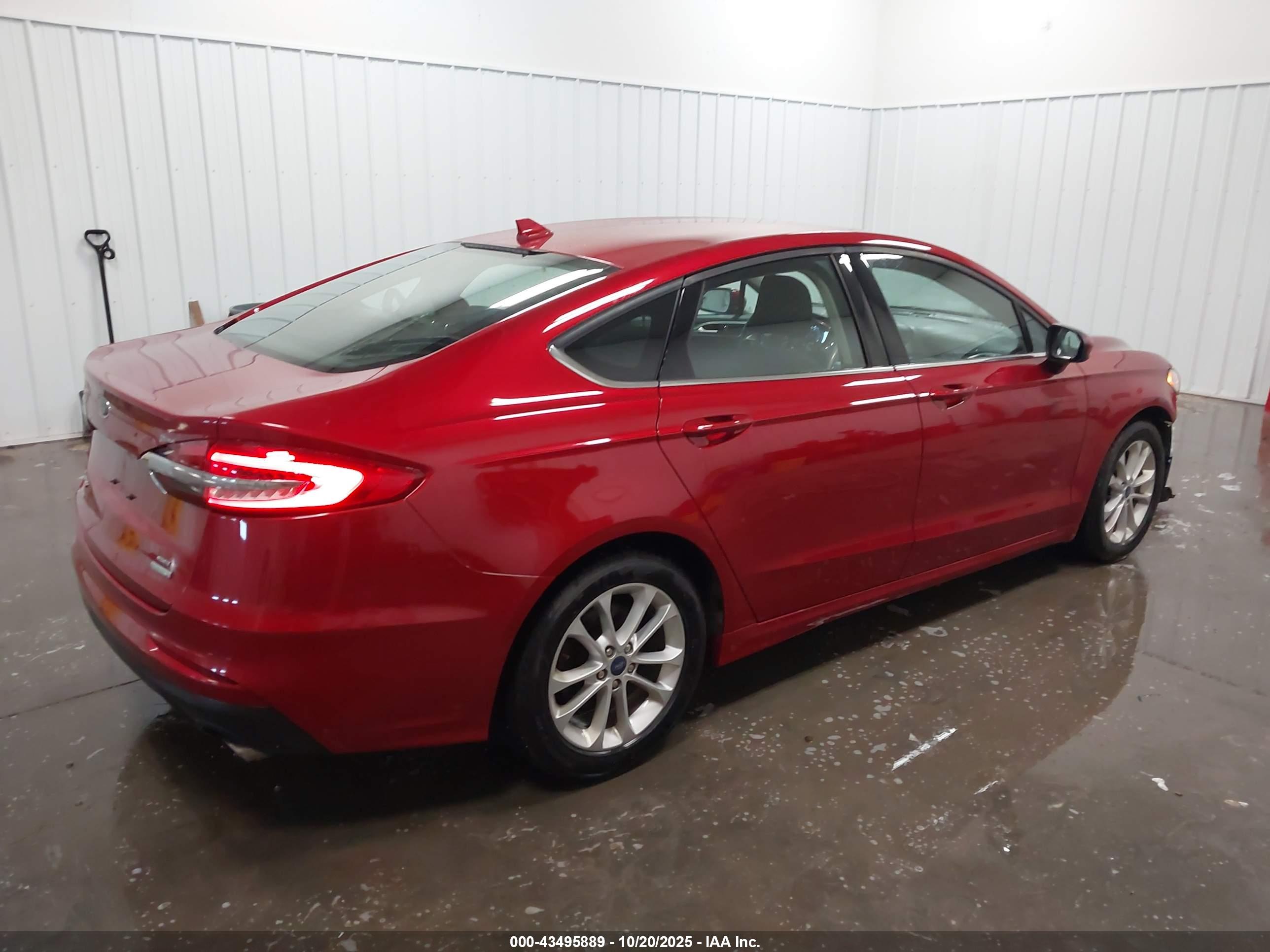FORD FUSION image 4