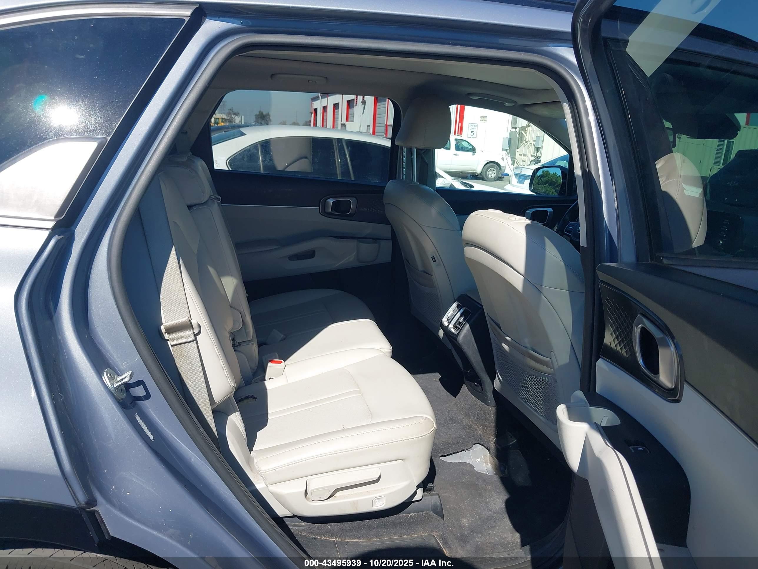 KIA SORENTO image 8
