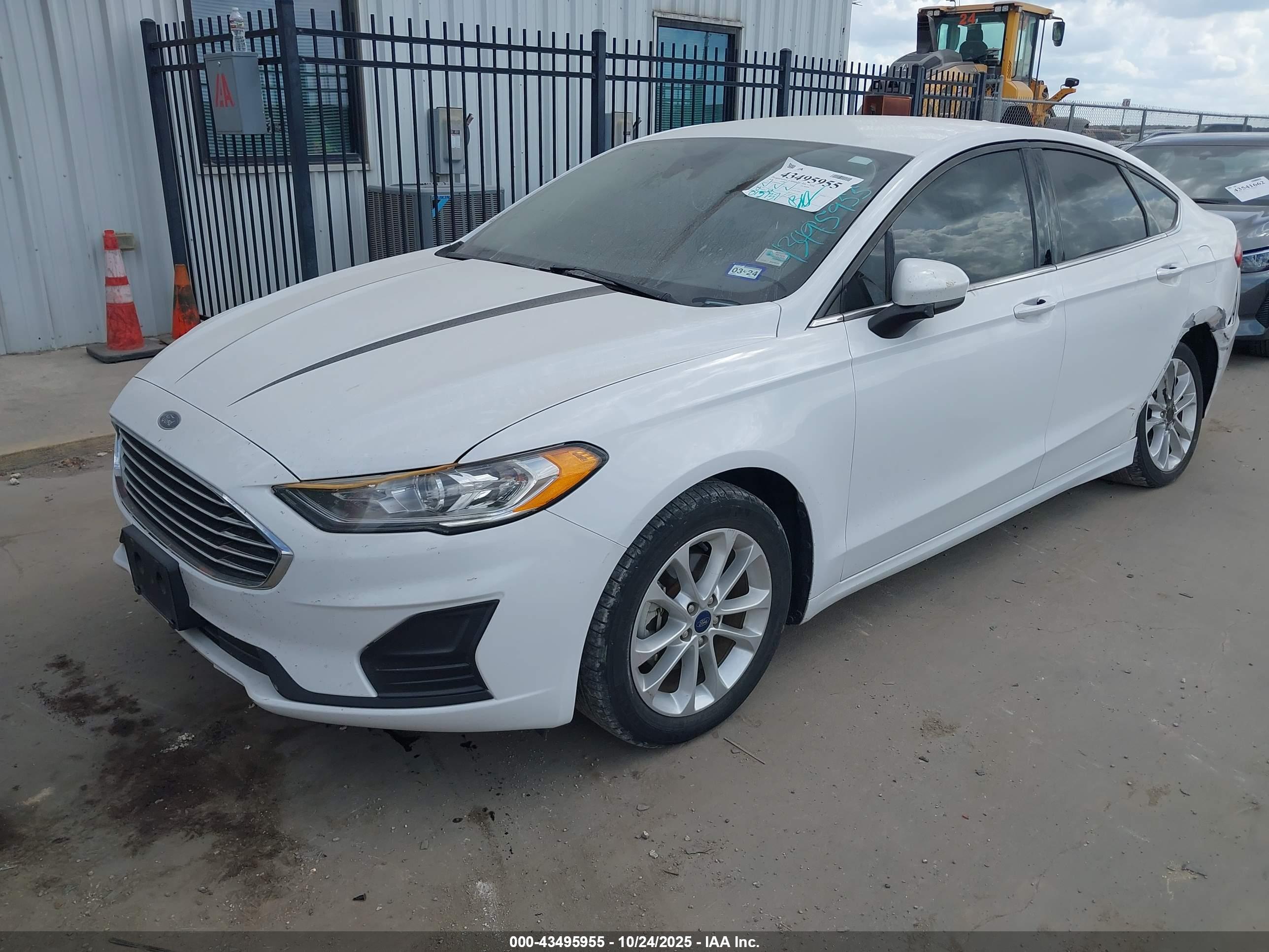 FORD FUSION image 2