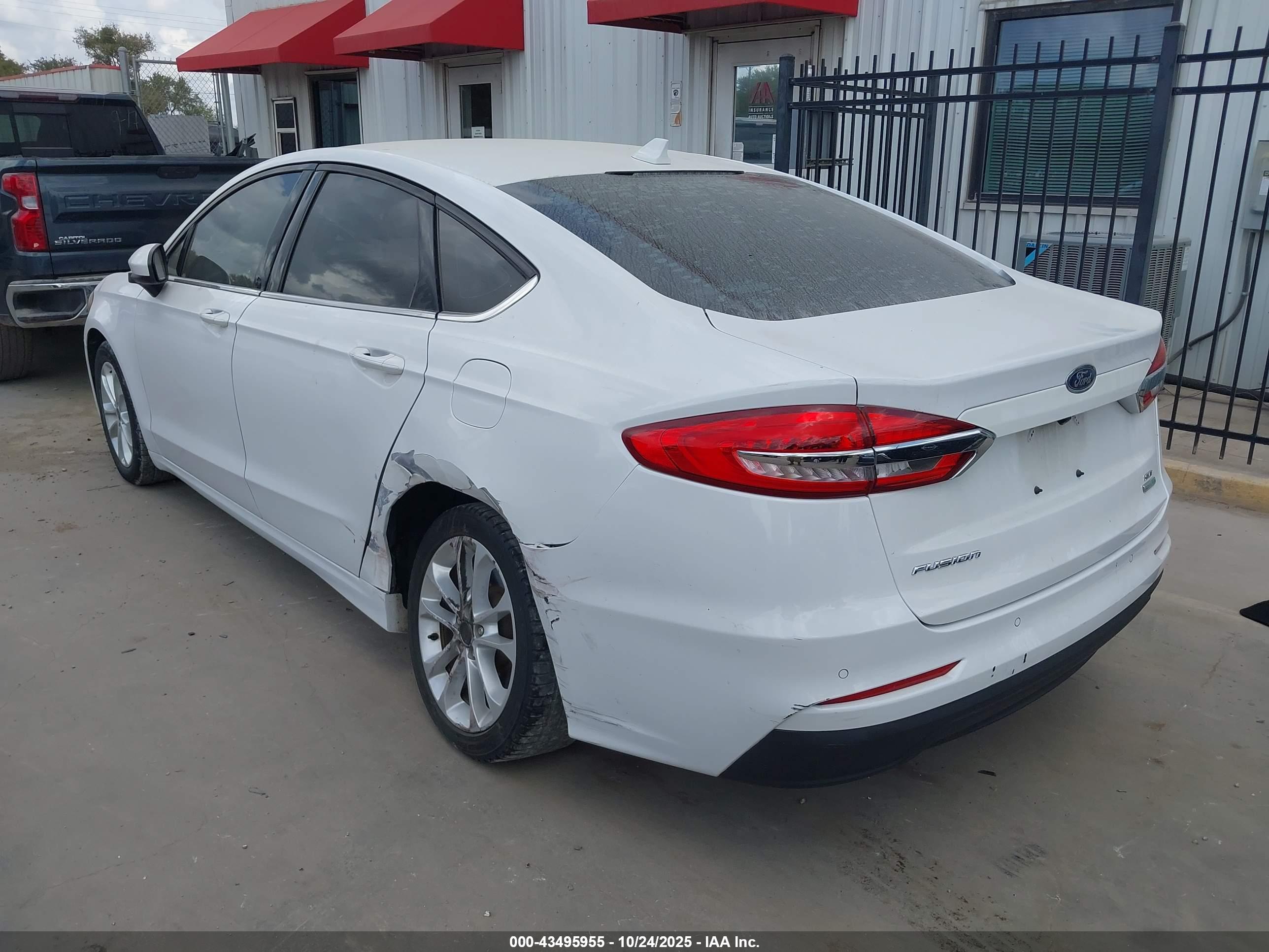 FORD FUSION image 3