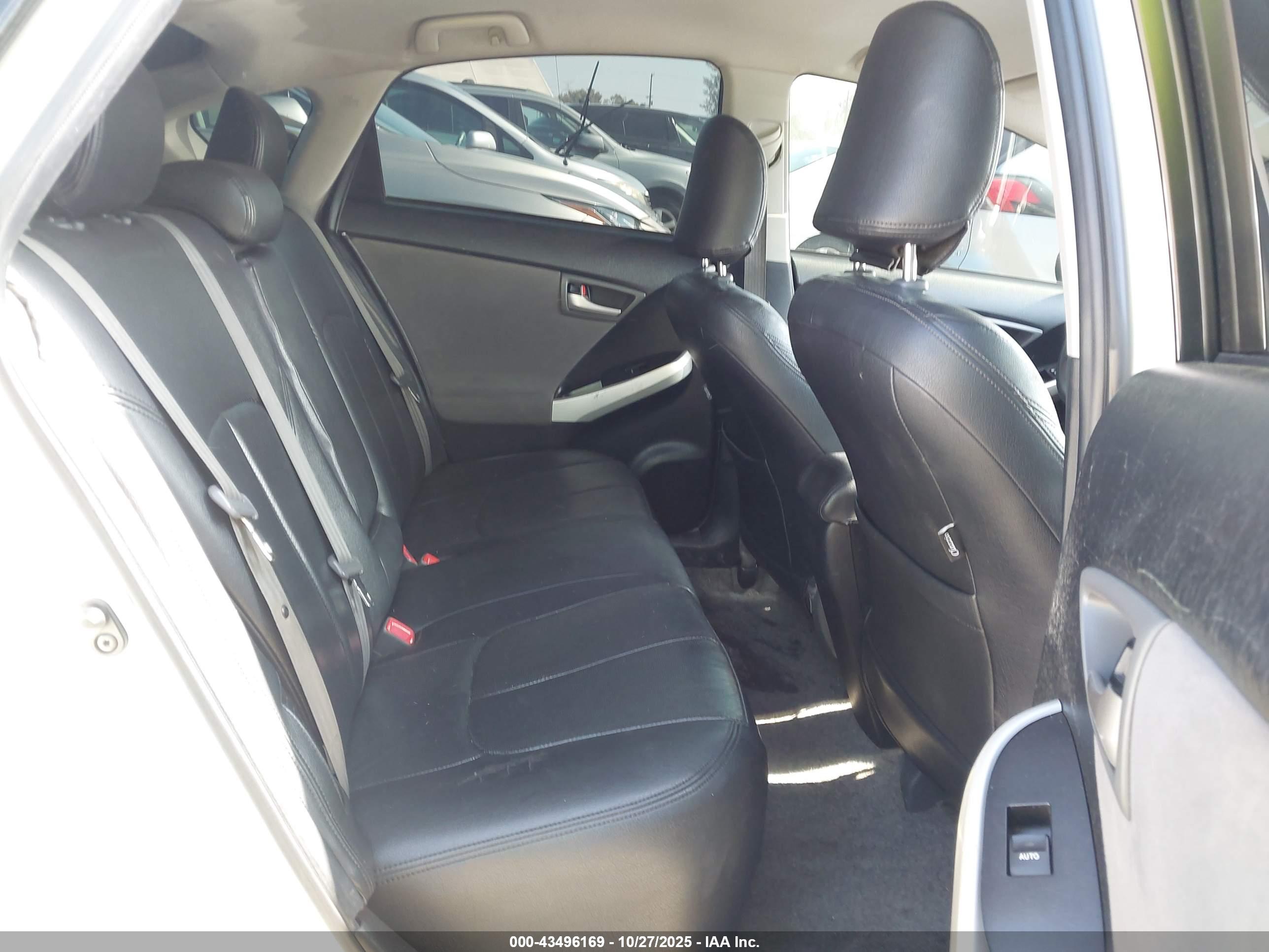 TOYOTA PRIUS image 8