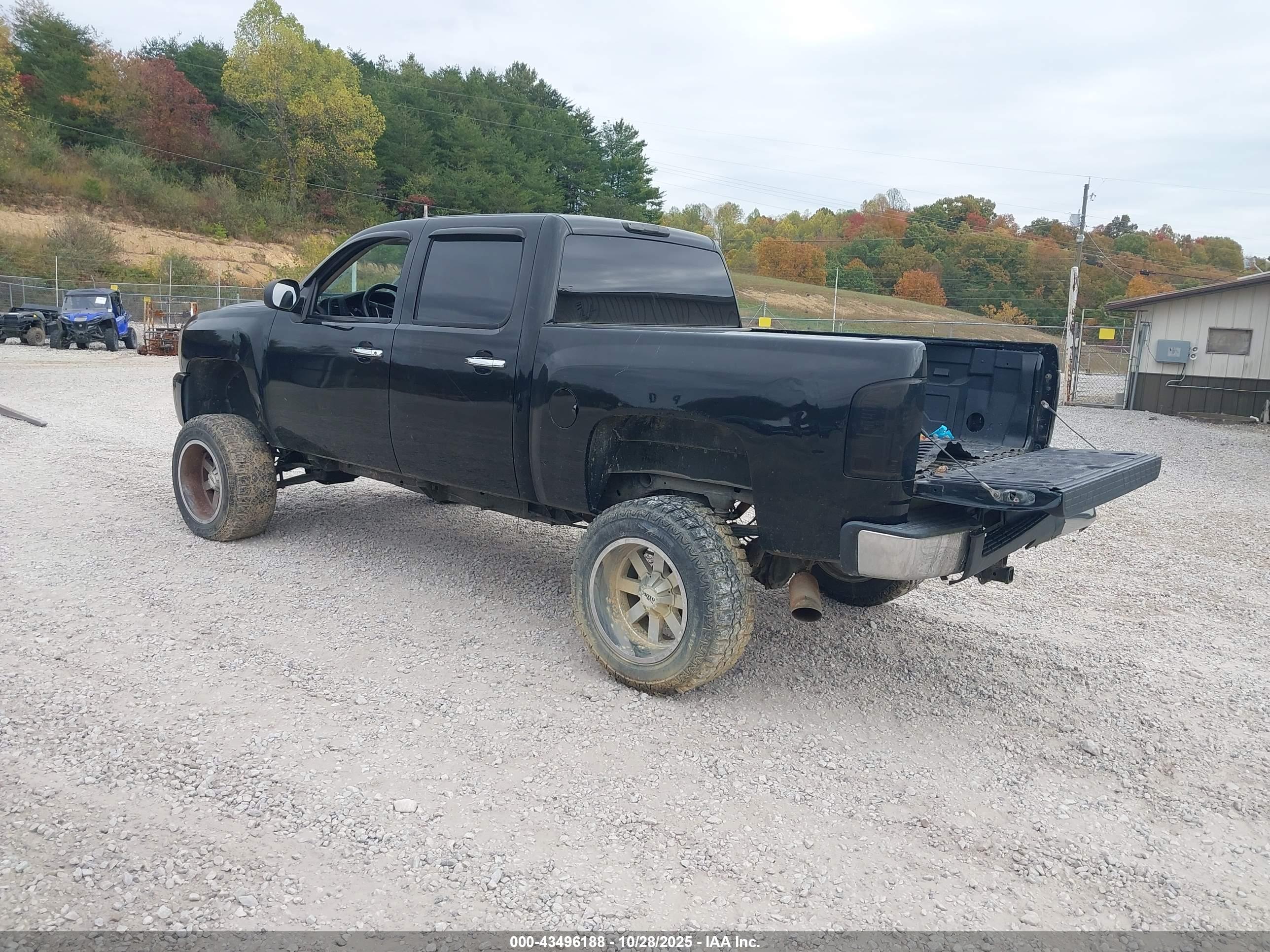 CHEVROLET SILVERADO image 3