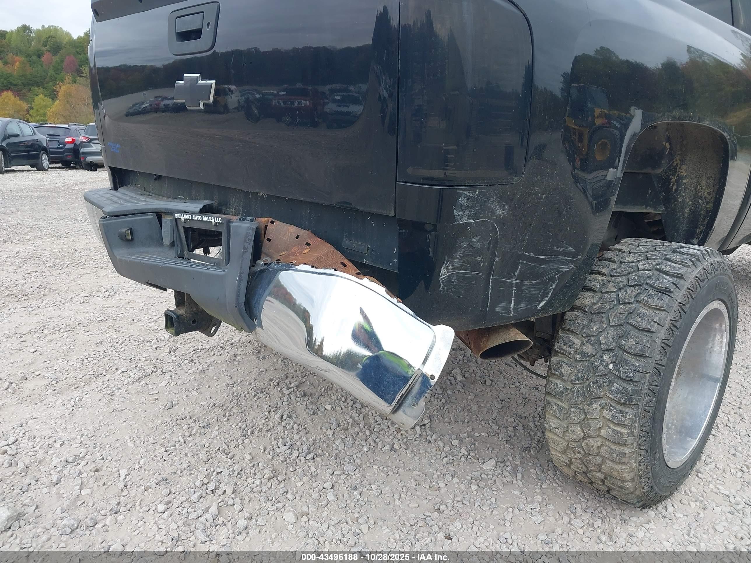 CHEVROLET SILVERADO image 6