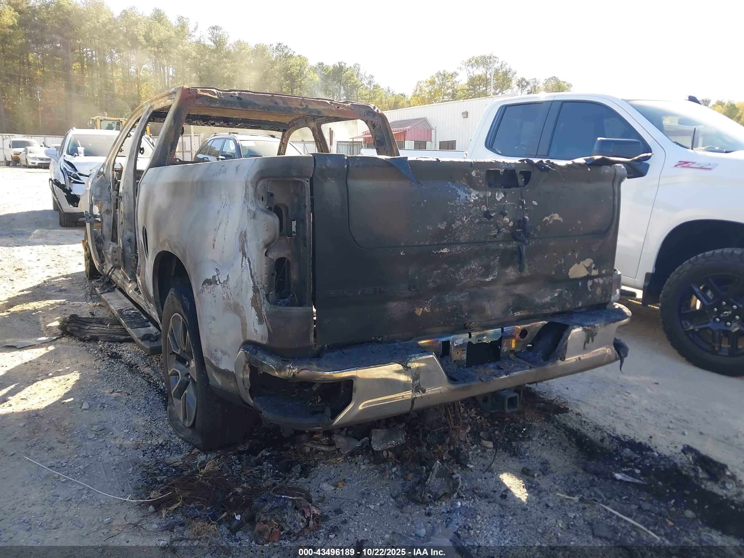 CHEVROLET SILVERADO image 3