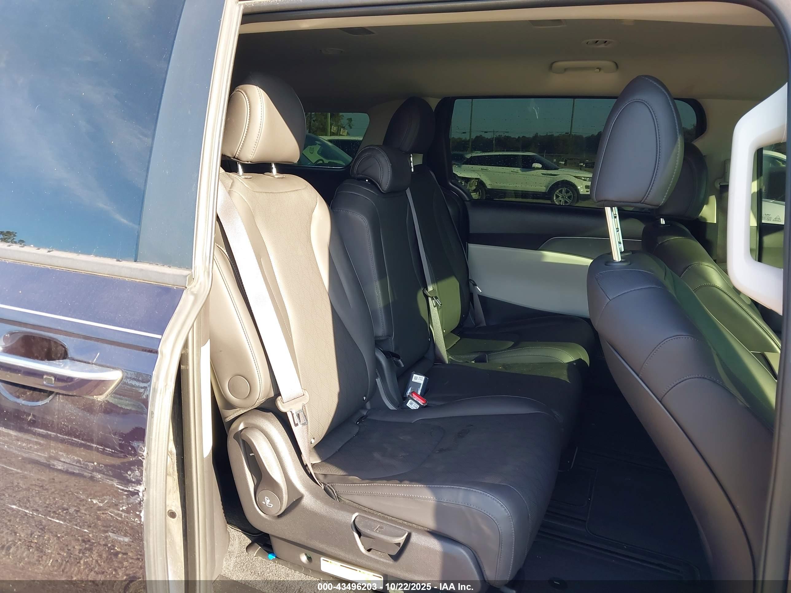 KIA CARNIVAL image 8