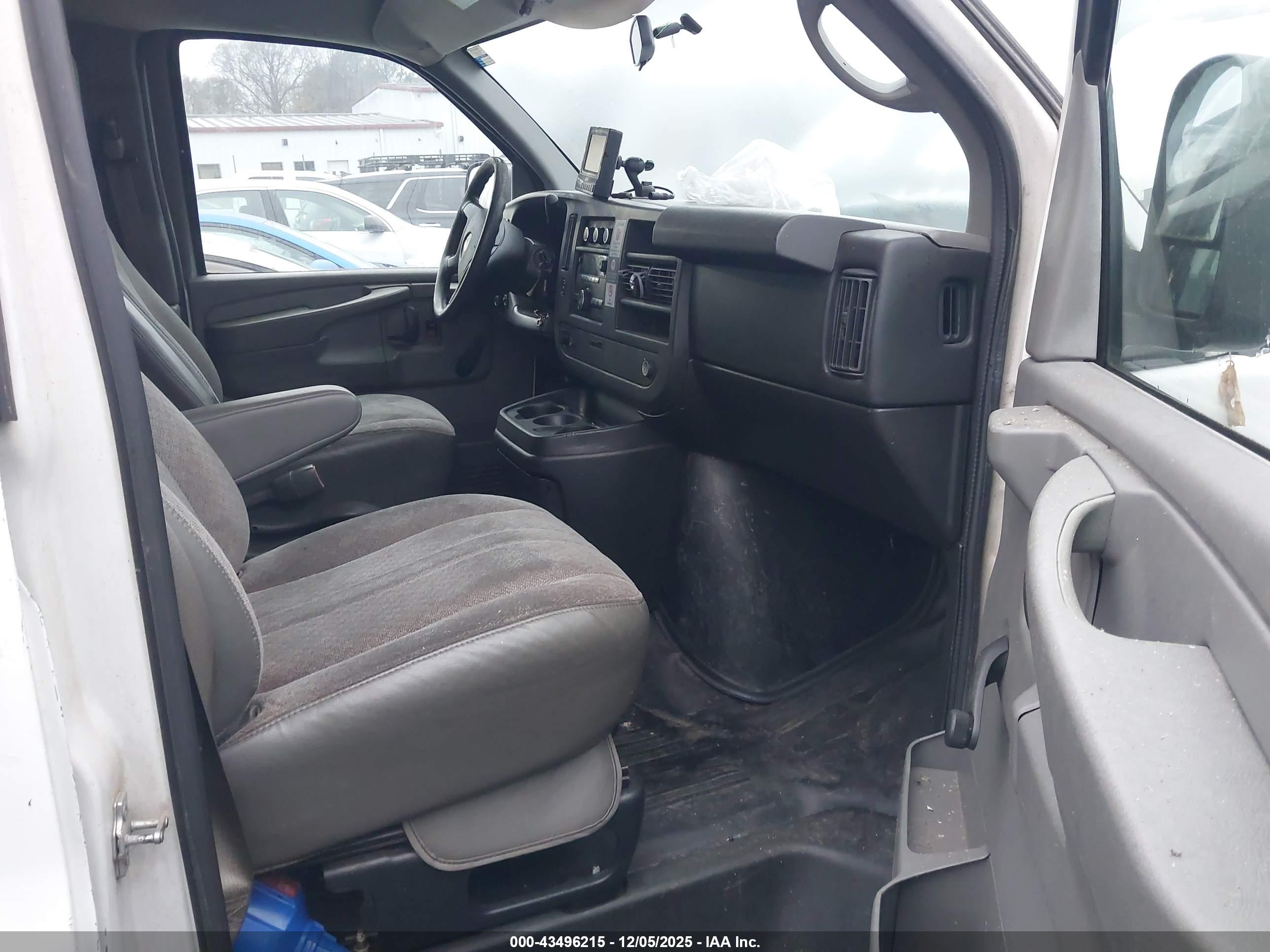CHEVROLET EXPRESS image 5