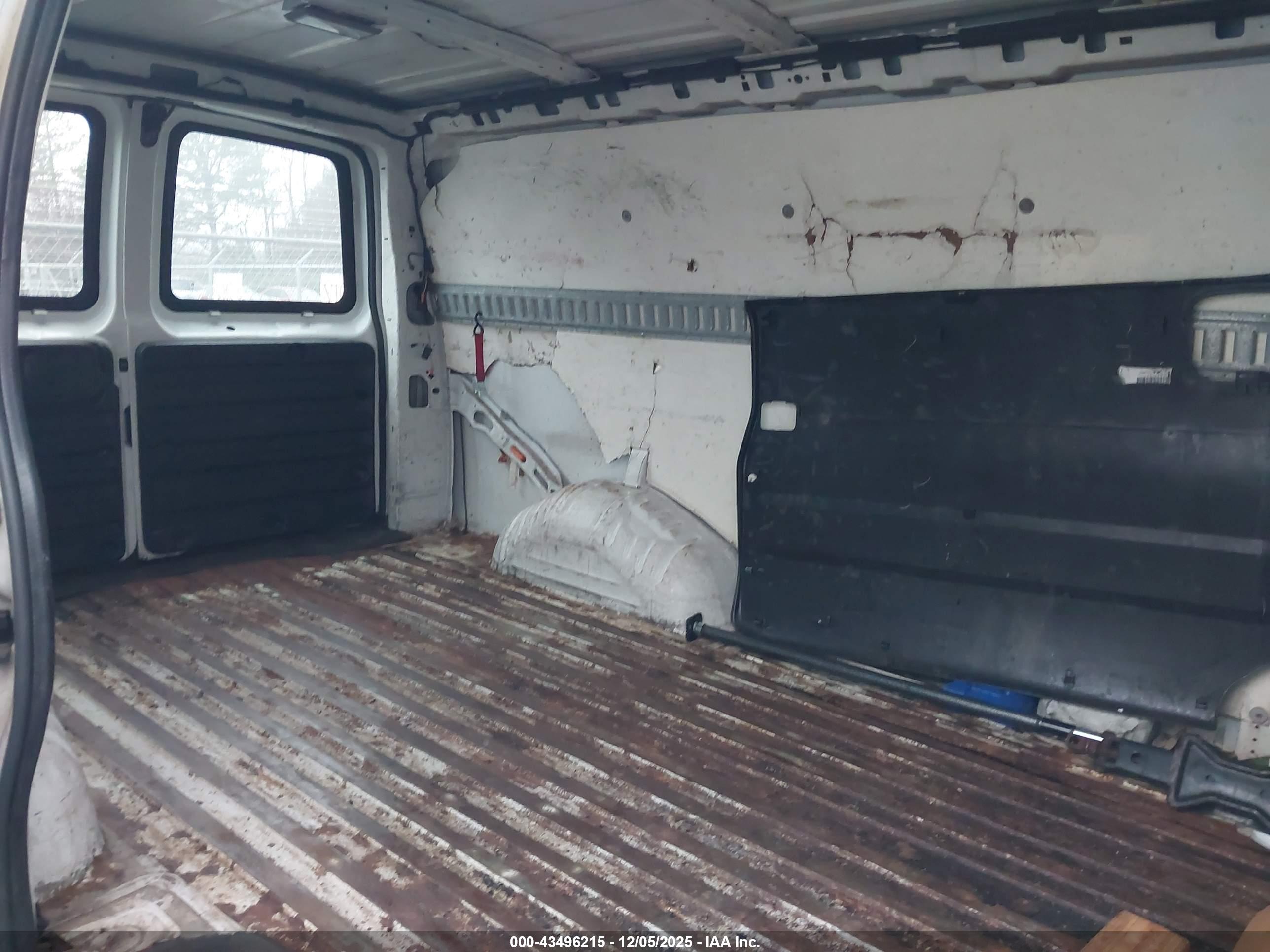 CHEVROLET EXPRESS image 8