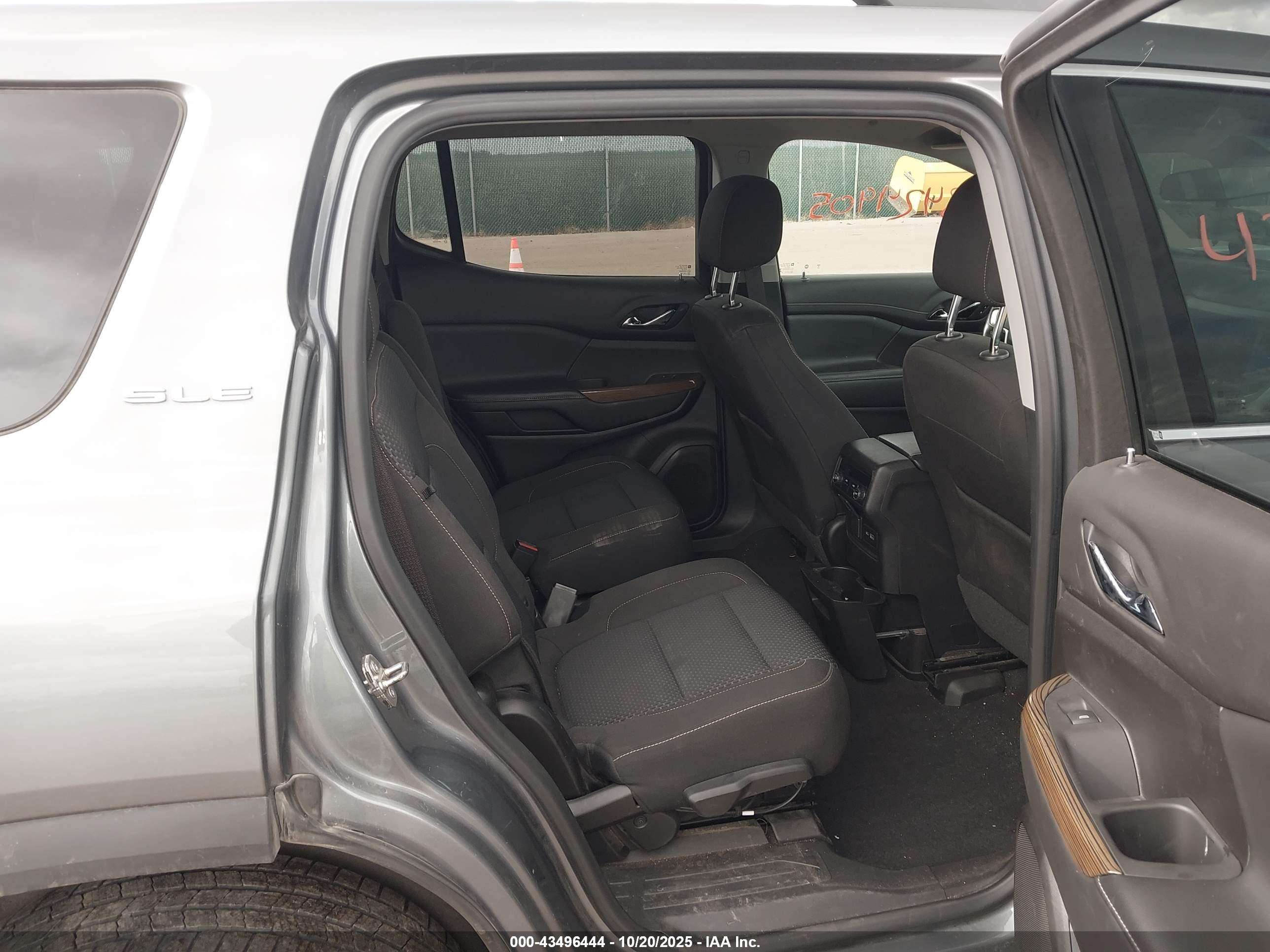 GMC ACADIA image 8