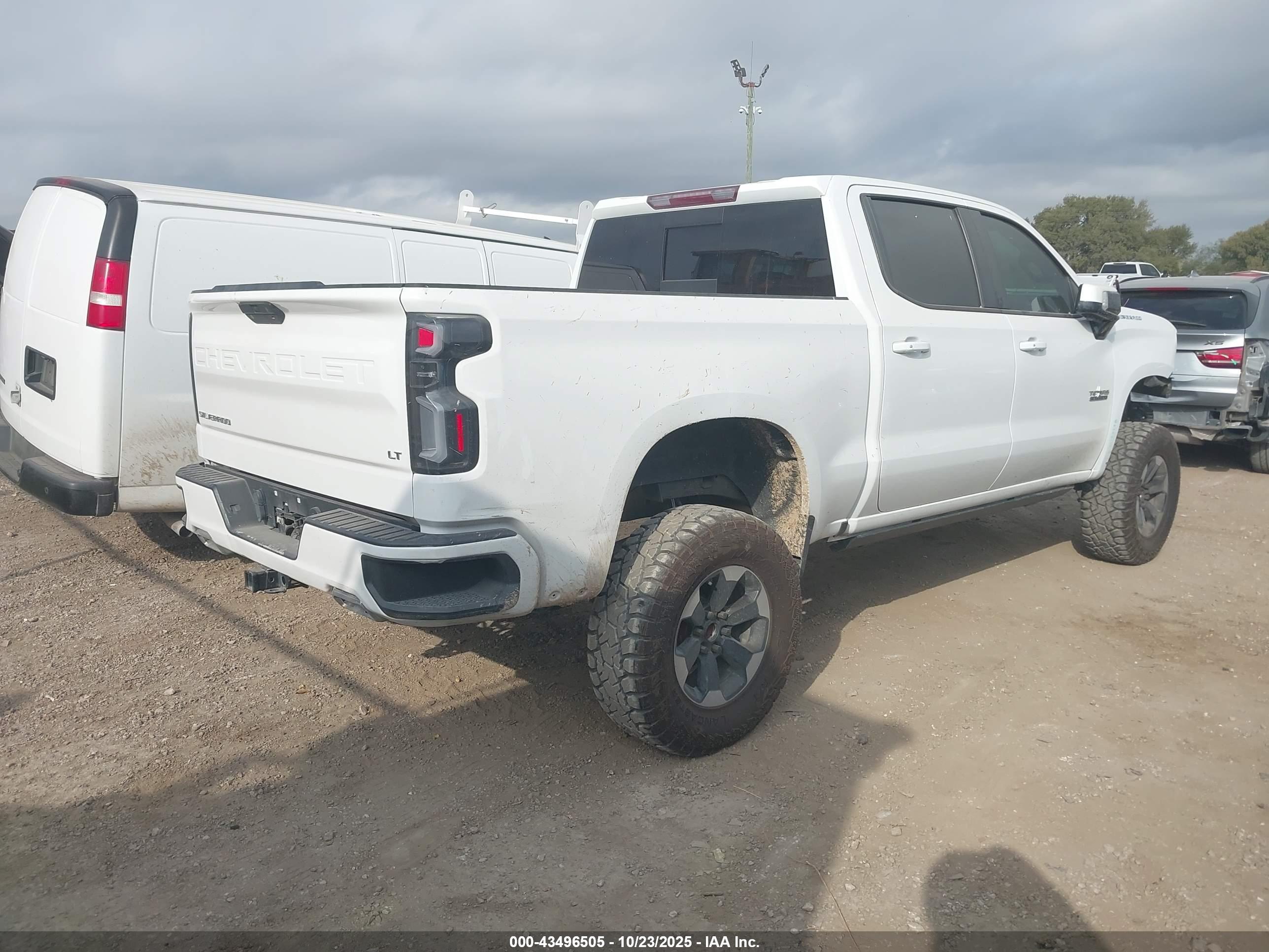CHEVROLET SILVERADO image 4