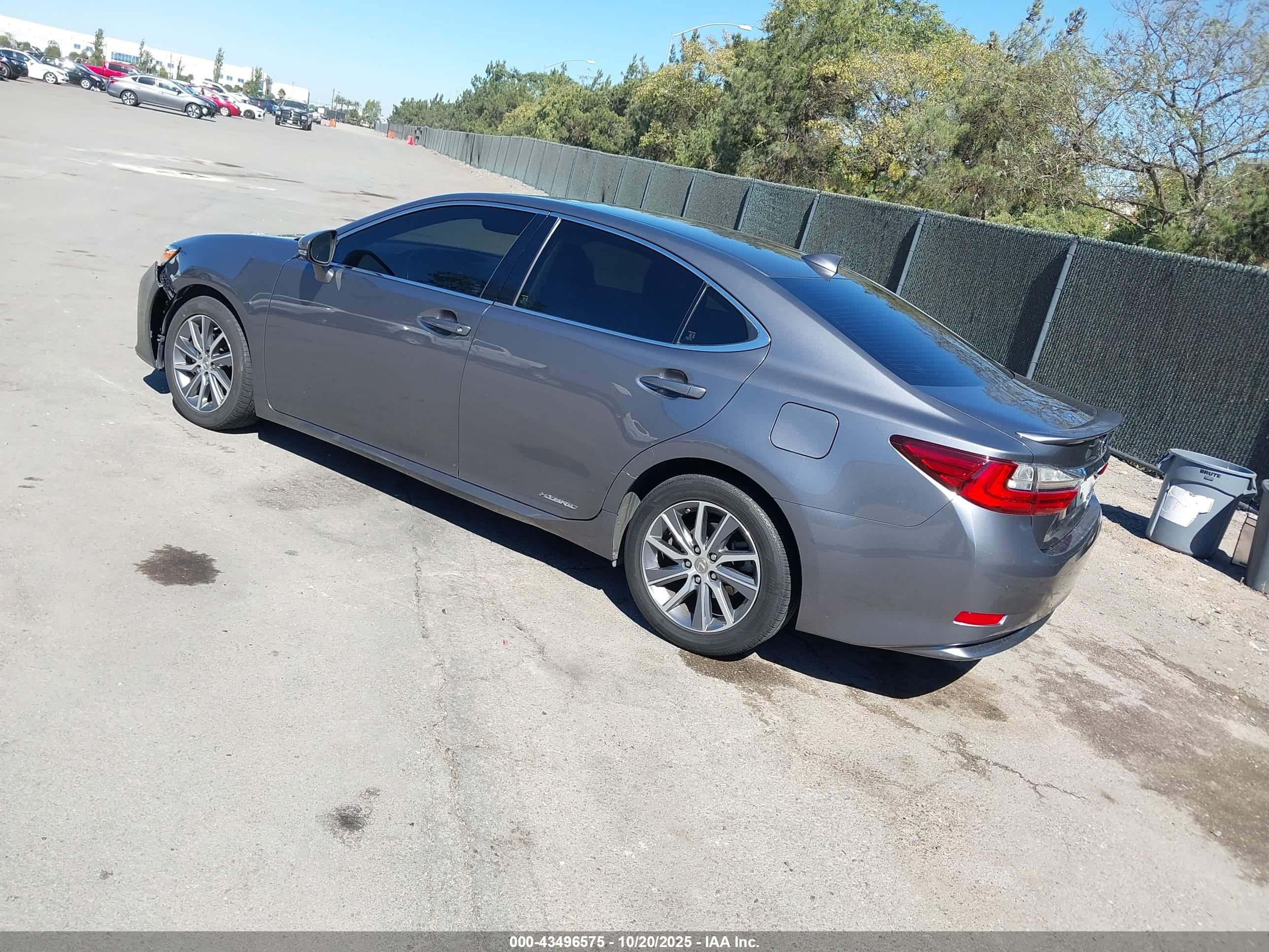 LEXUS ES image 3