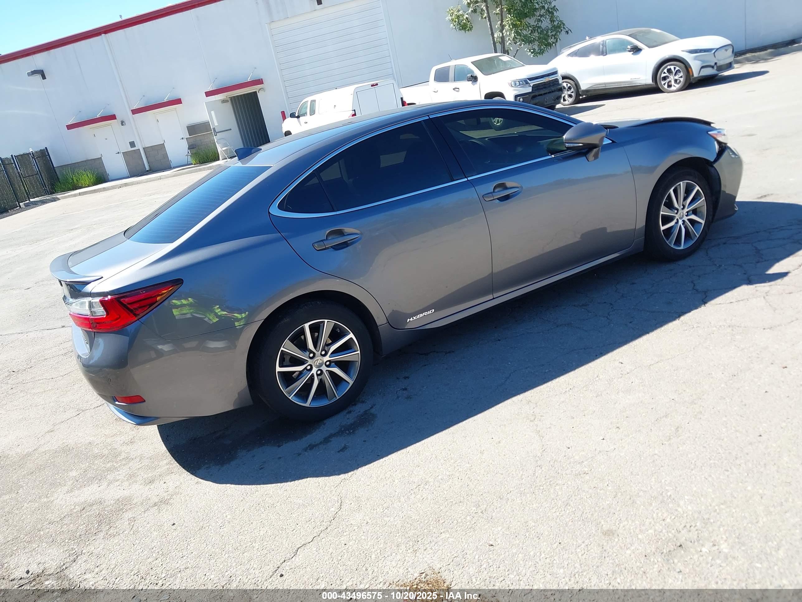 LEXUS ES image 4