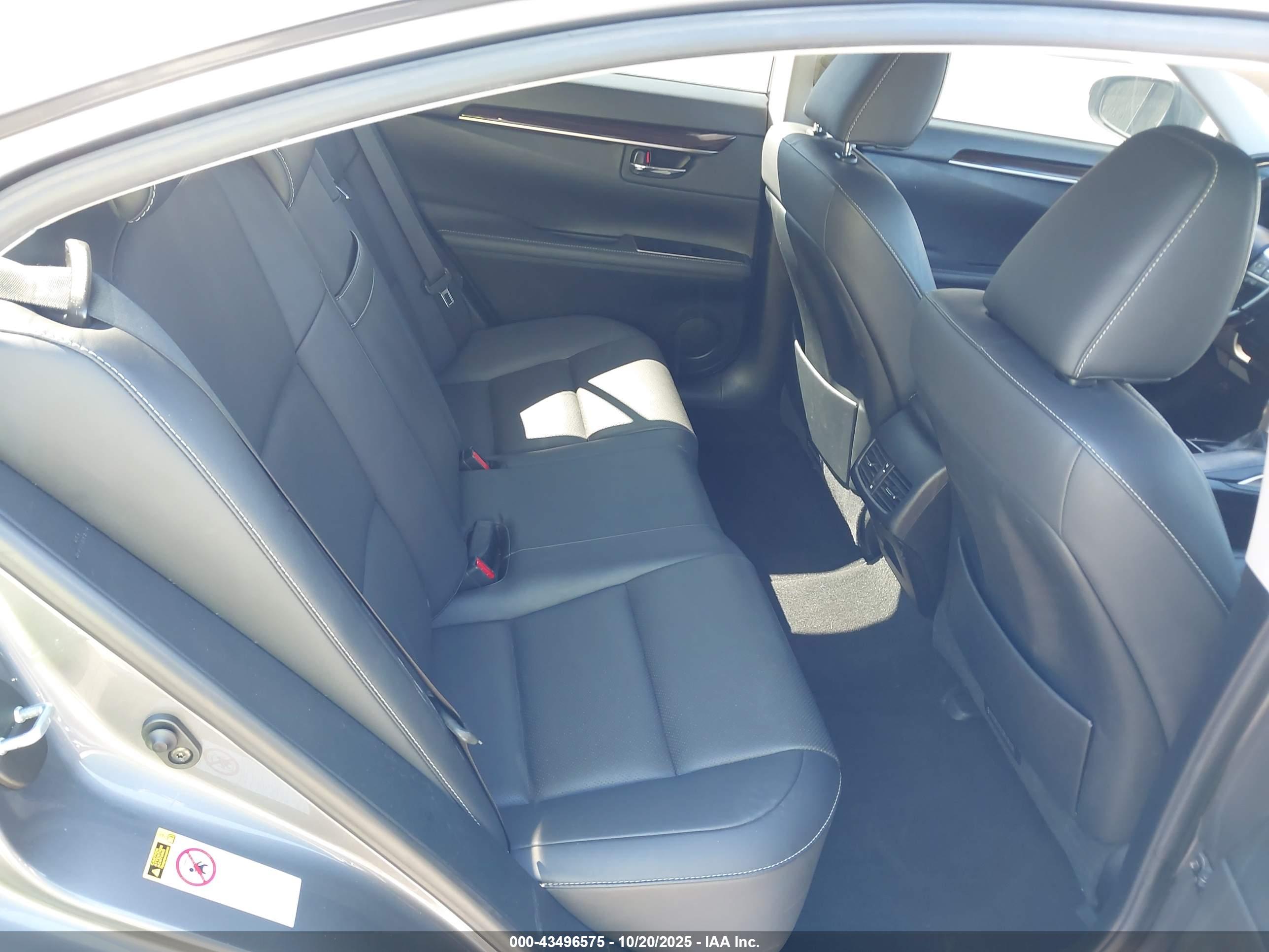 LEXUS ES image 8