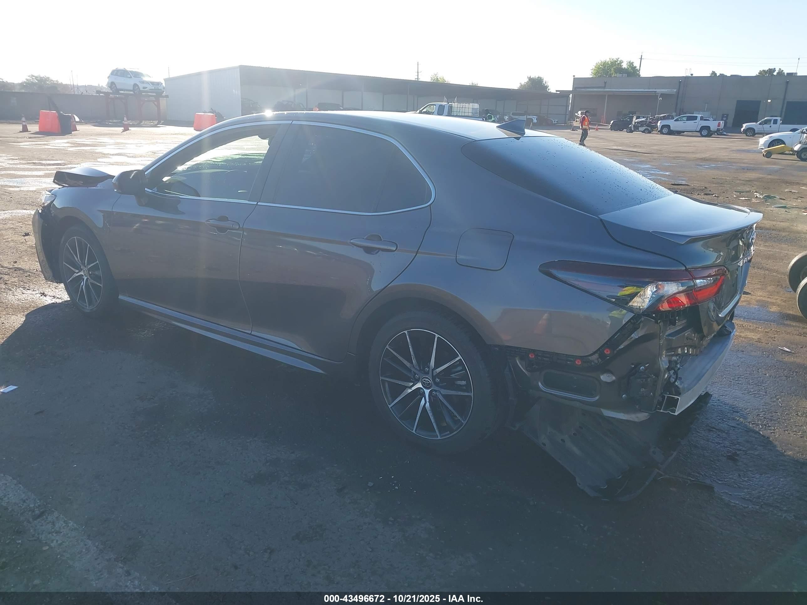 TOYOTA CAMRY image 3