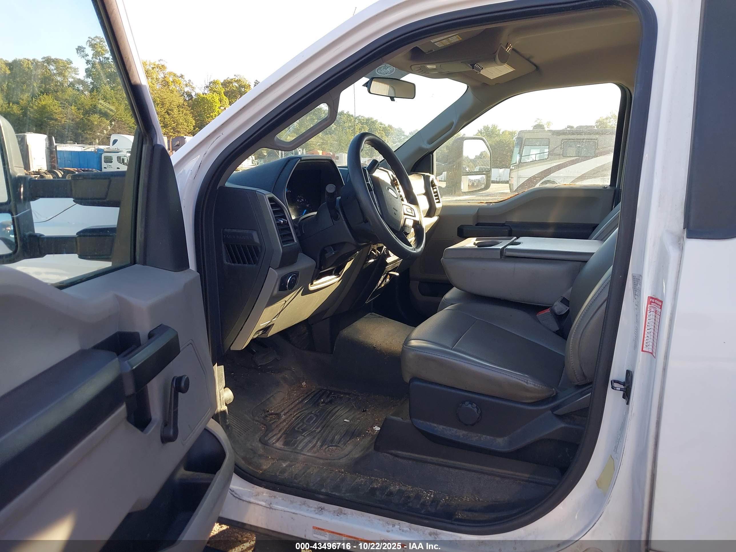 FORD F-550 image 8