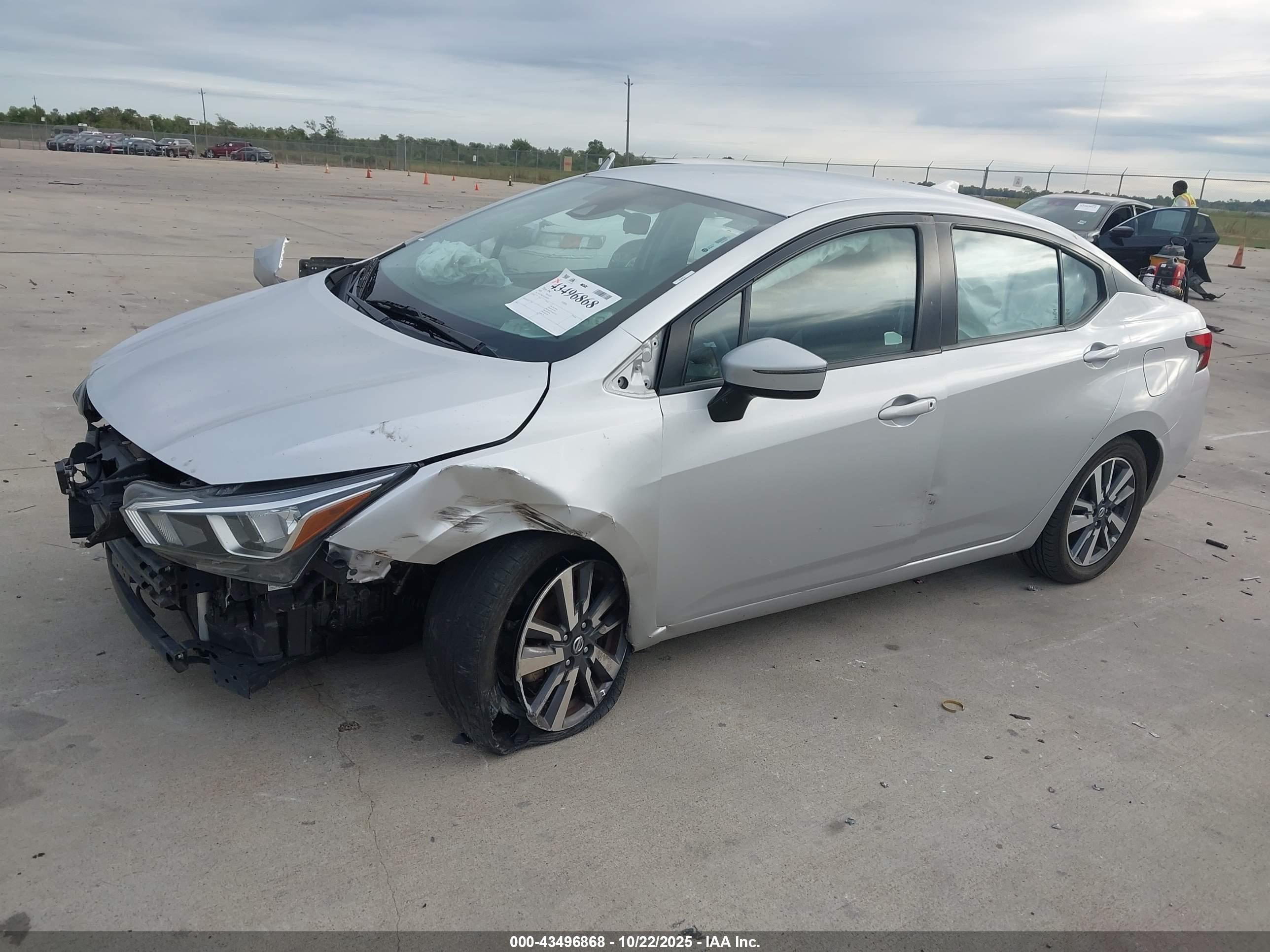 NISSAN VERSA image 2