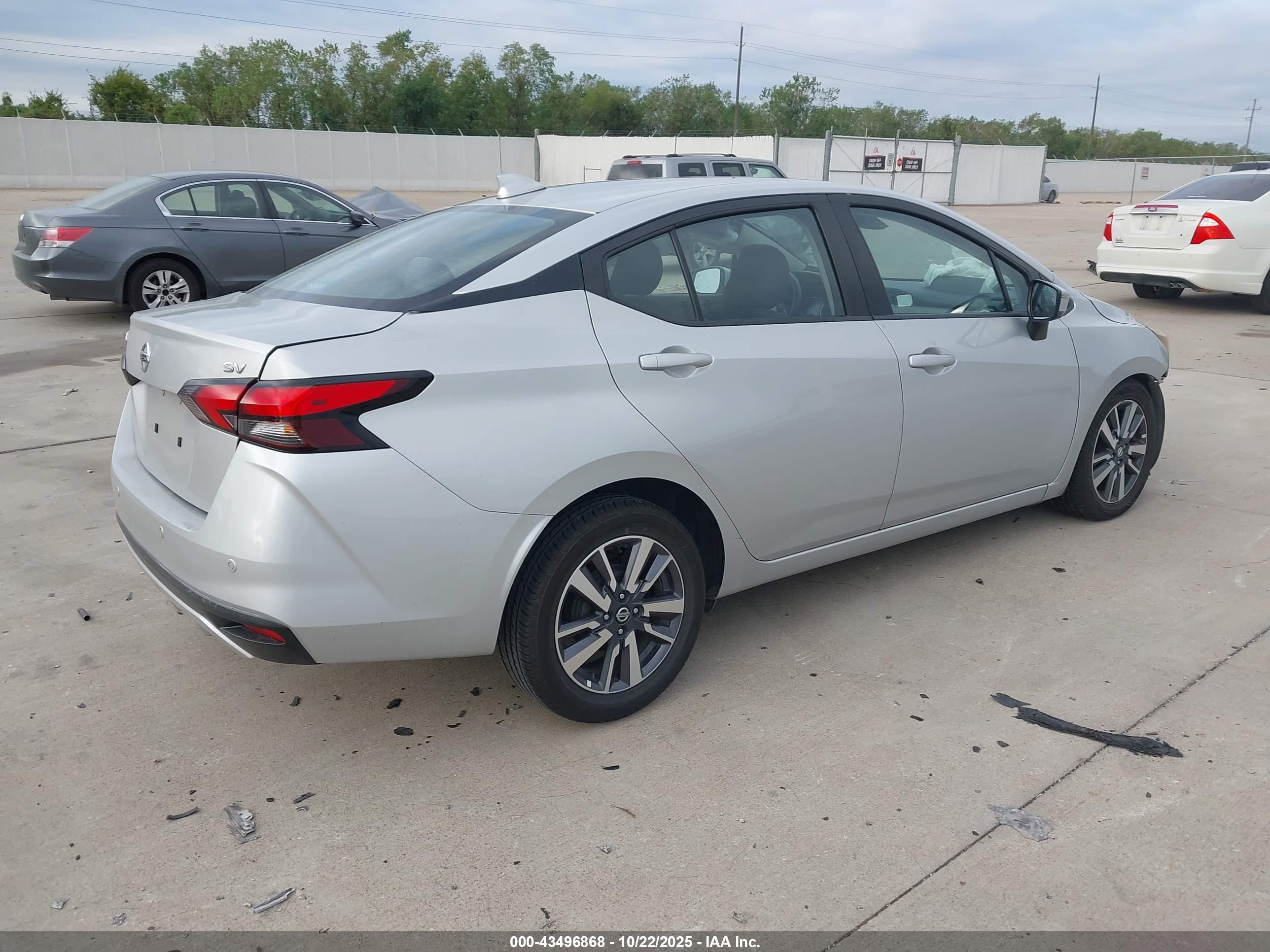NISSAN VERSA image 4