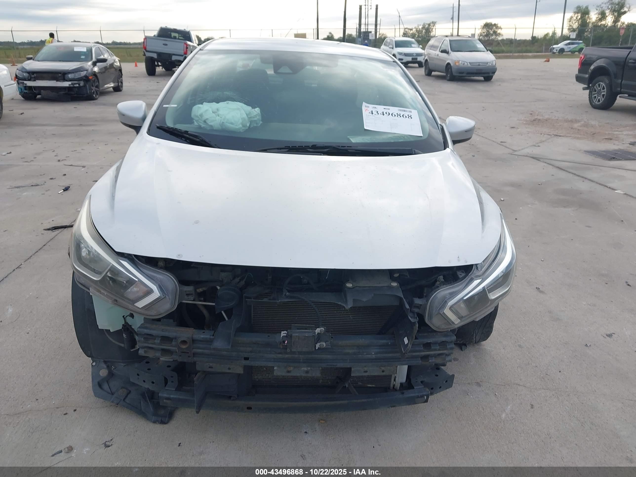 NISSAN VERSA image 6