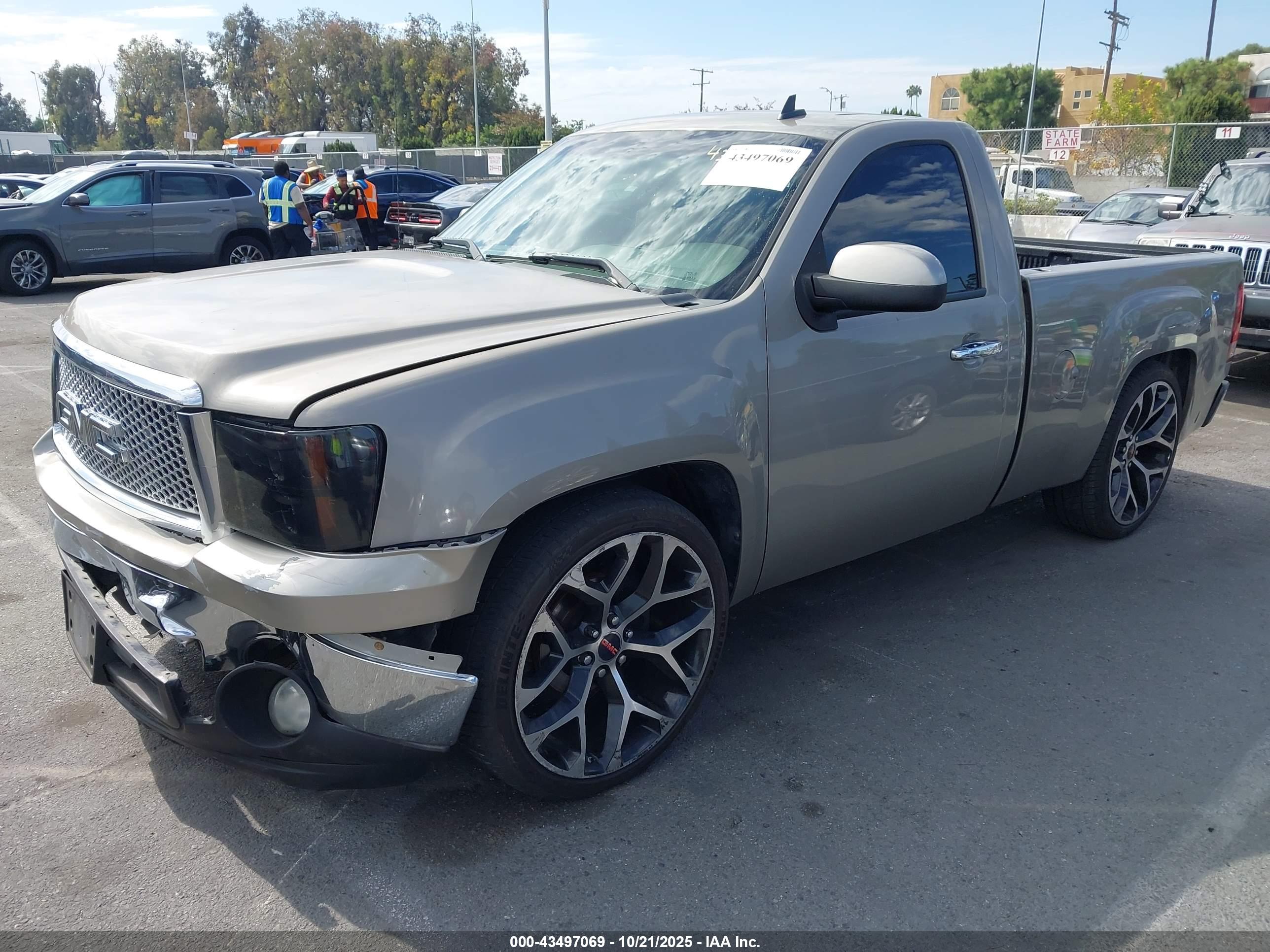 GMC SIERRA image 2