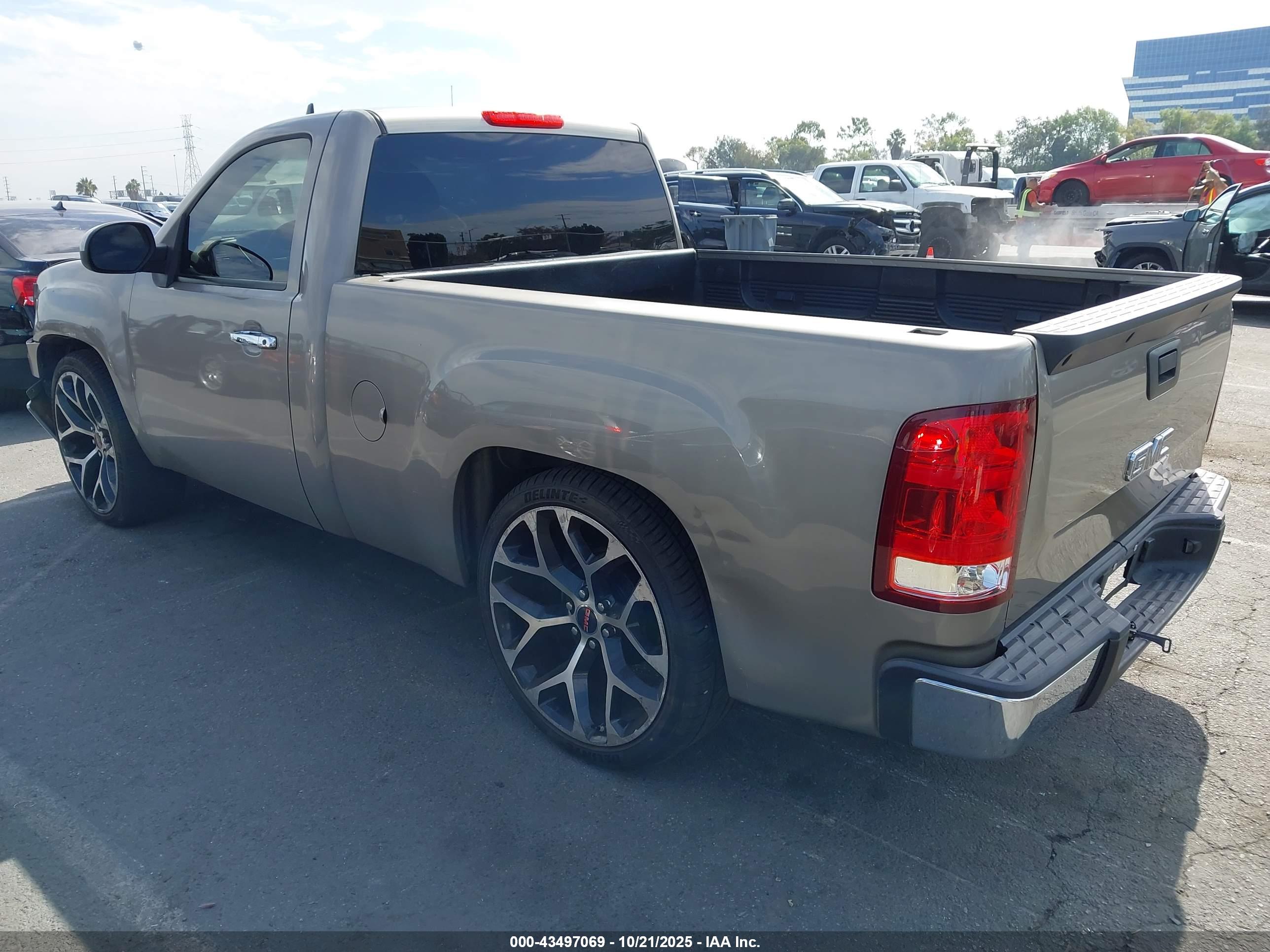 GMC SIERRA image 3