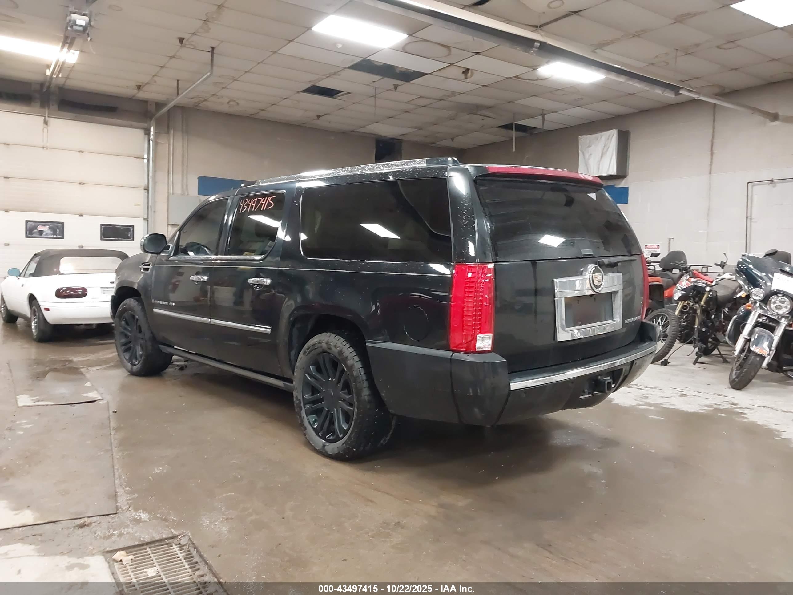 CADILLAC ESCALADE image 3