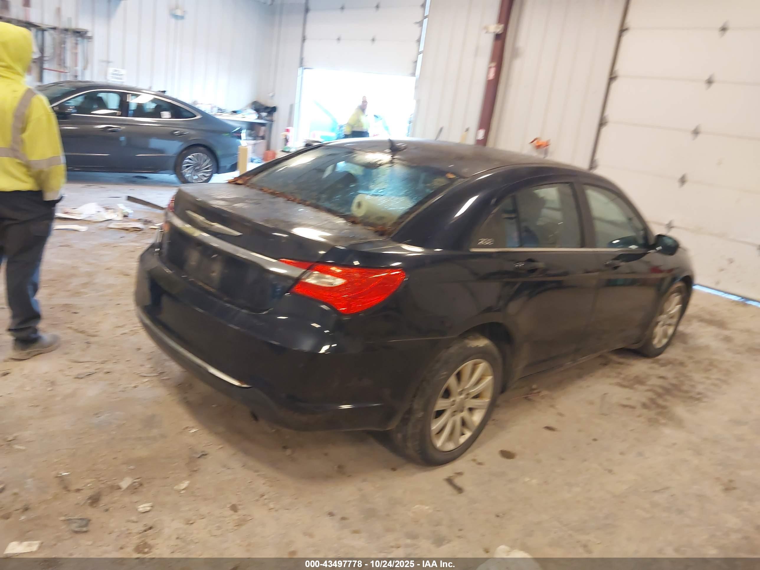 CHRYSLER 200 image 4