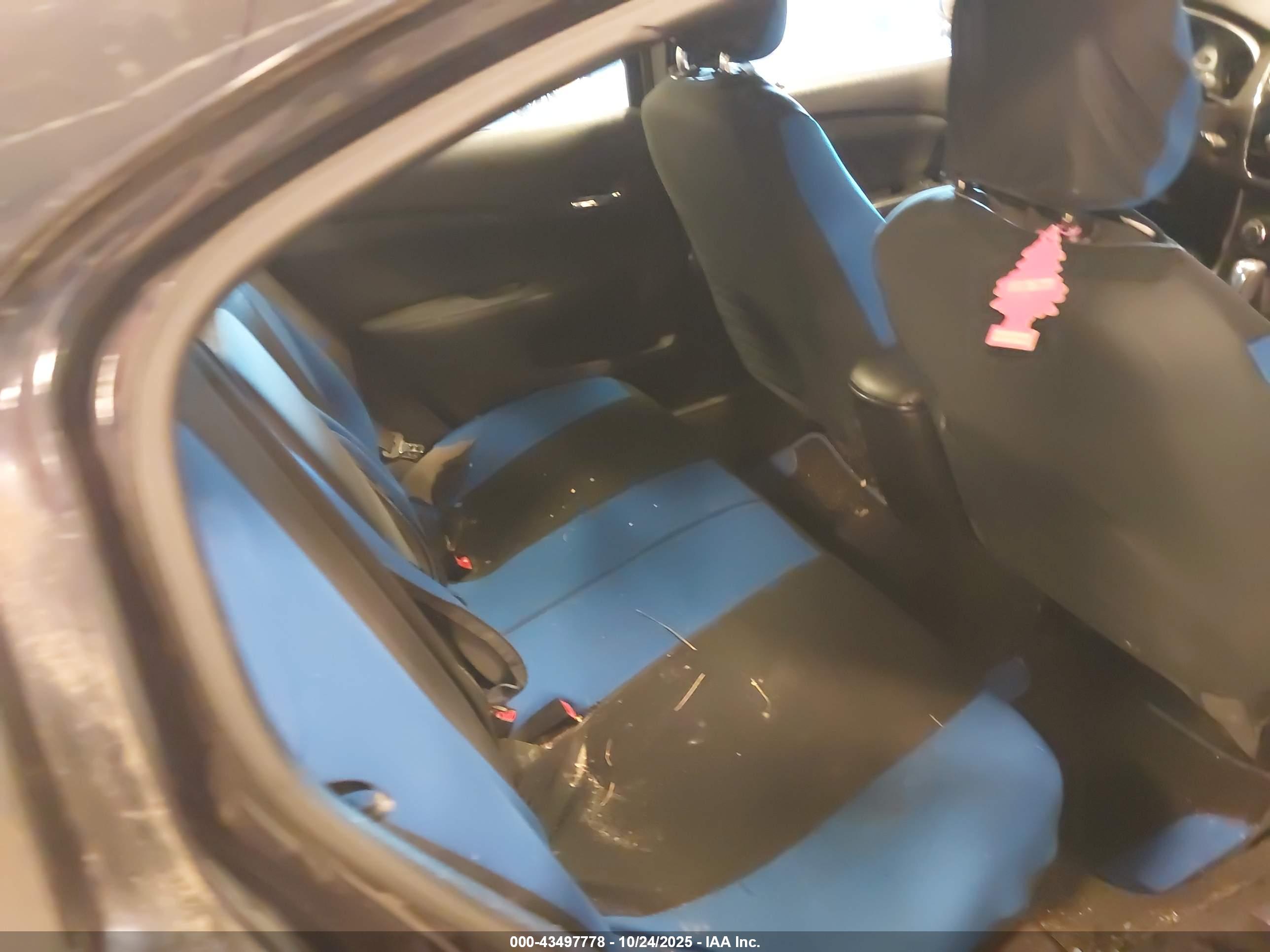 CHRYSLER 200 image 8