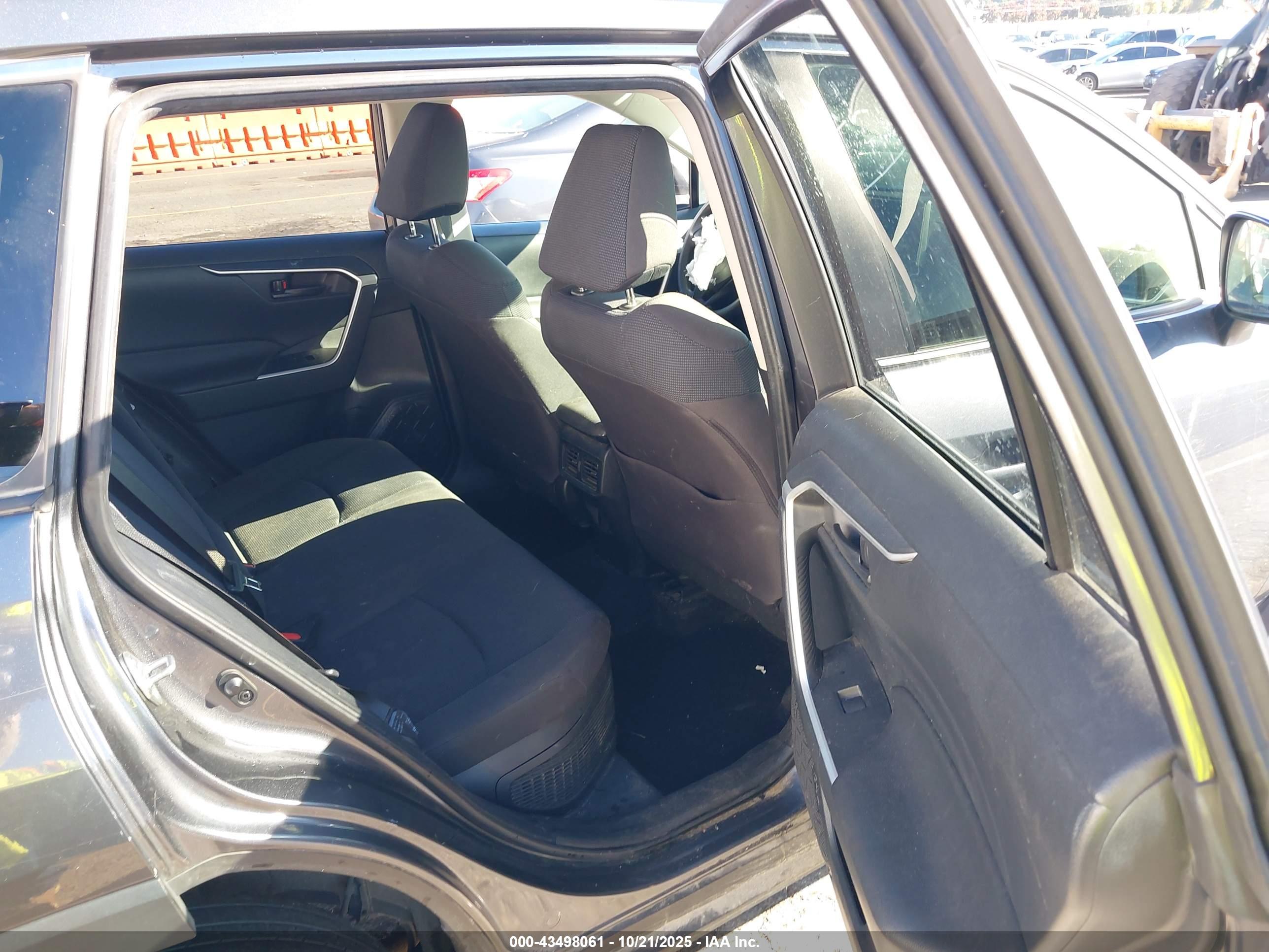 TOYOTA RAV4 image 8